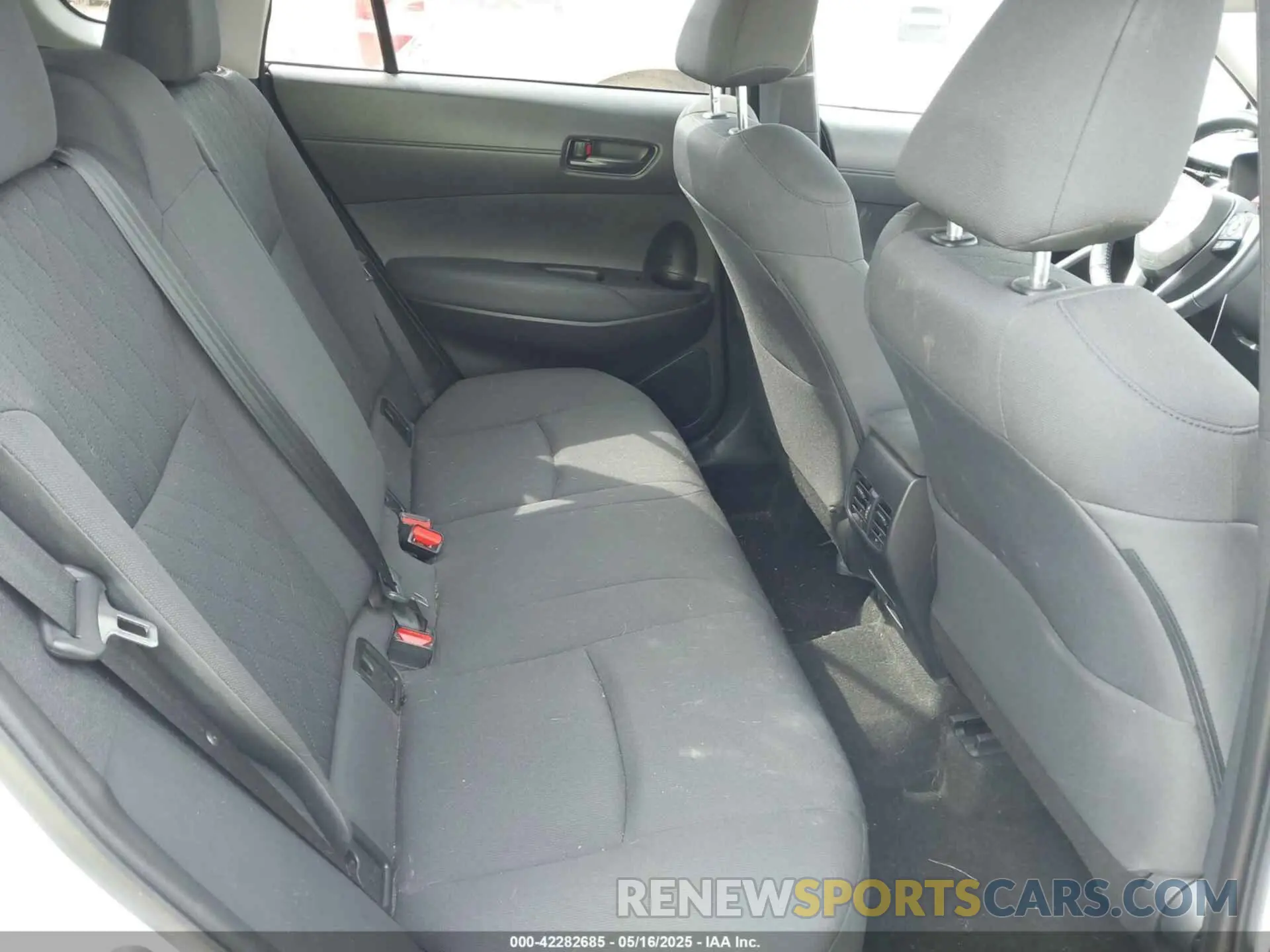 8 Photograph of a damaged car 7MUBAAAG6NV021369 TOYOTA COROLLA CROSS 2022