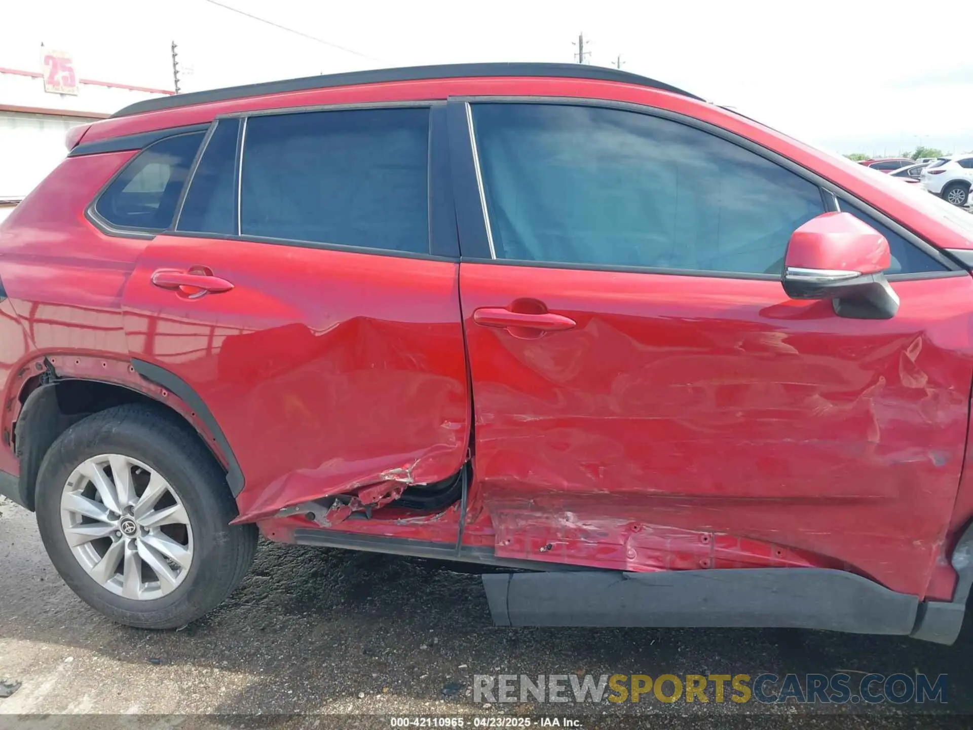 12 Photograph of a damaged car 7MUBAAAGXNV021150 TOYOTA COROLLA CROSS 2022