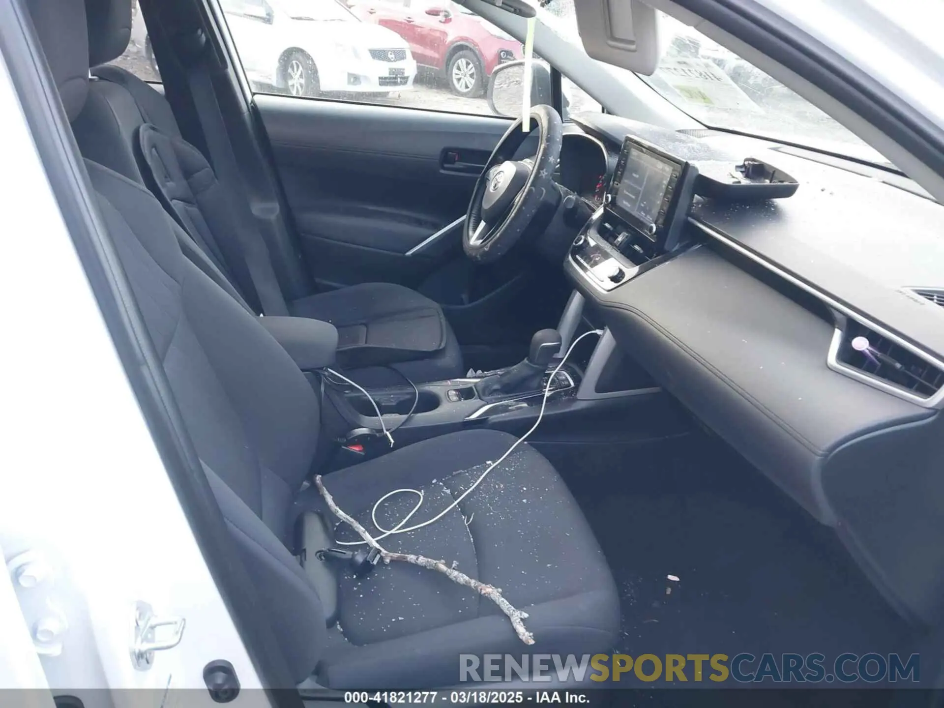 5 Photograph of a damaged car 7MUBAABG0NV030759 TOYOTA COROLLA CROSS 2022