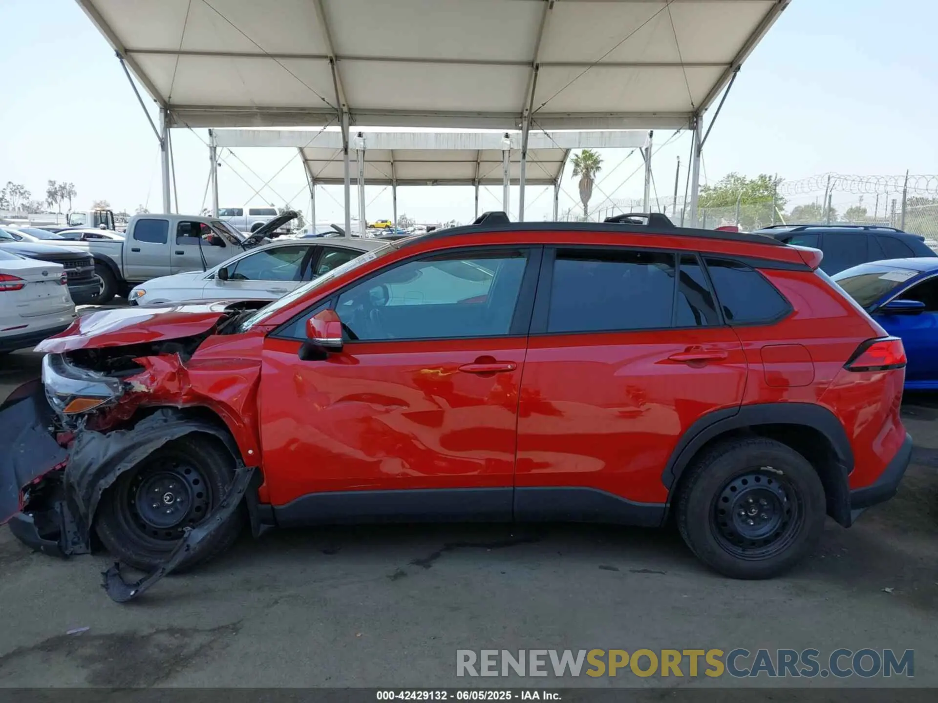14 Photograph of a damaged car 7MUBAABG2NV025644 TOYOTA COROLLA CROSS 2022