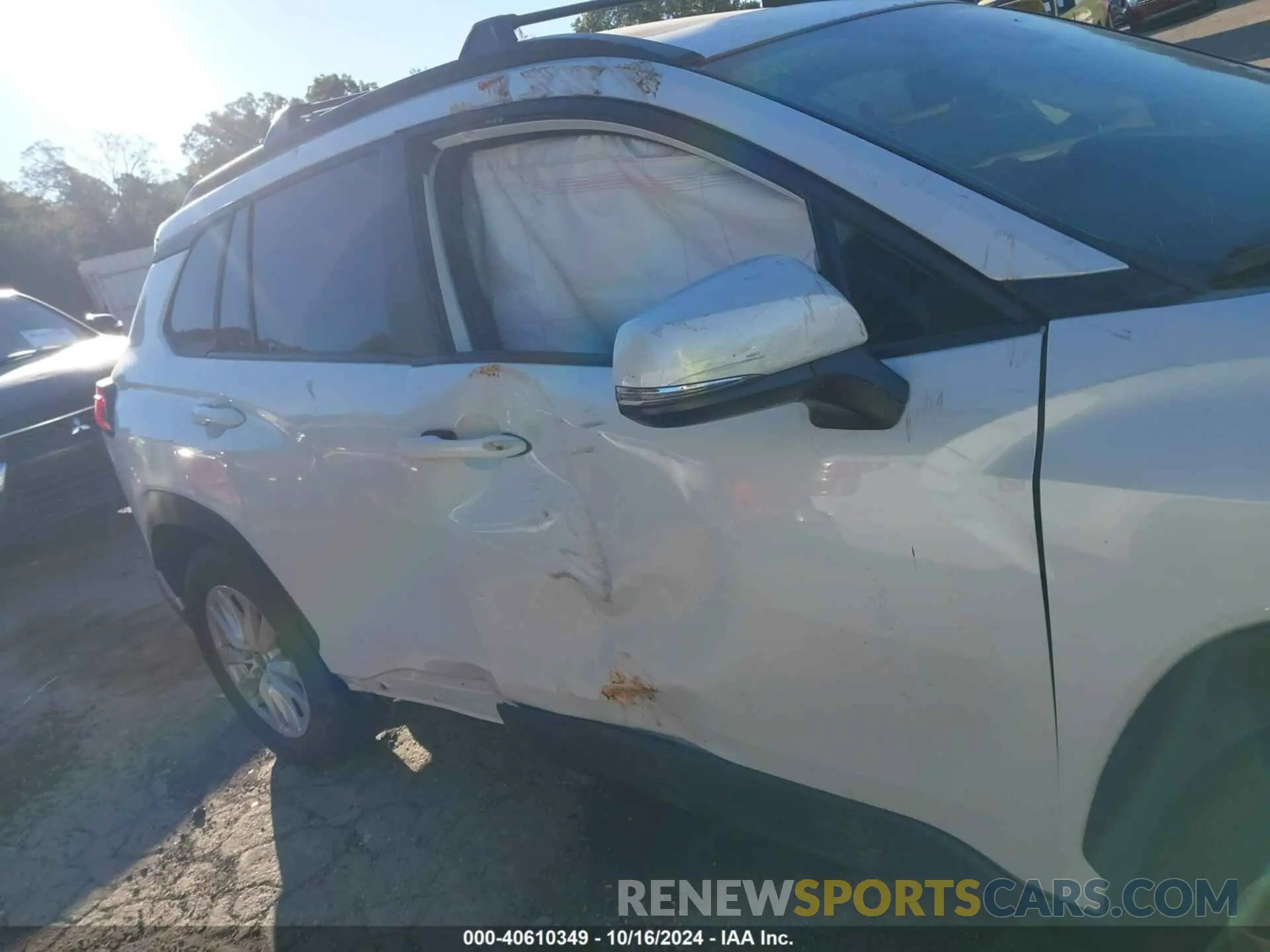 18 Photograph of a damaged car 7MUBAABG8NV017399 TOYOTA COROLLA CROSS 2022