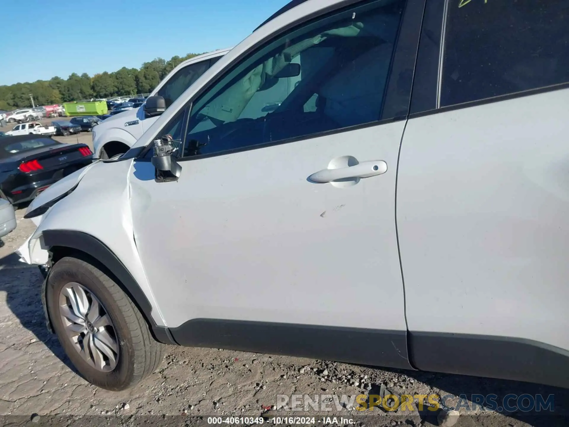 19 Photograph of a damaged car 7MUBAABG8NV017399 TOYOTA COROLLA CROSS 2022