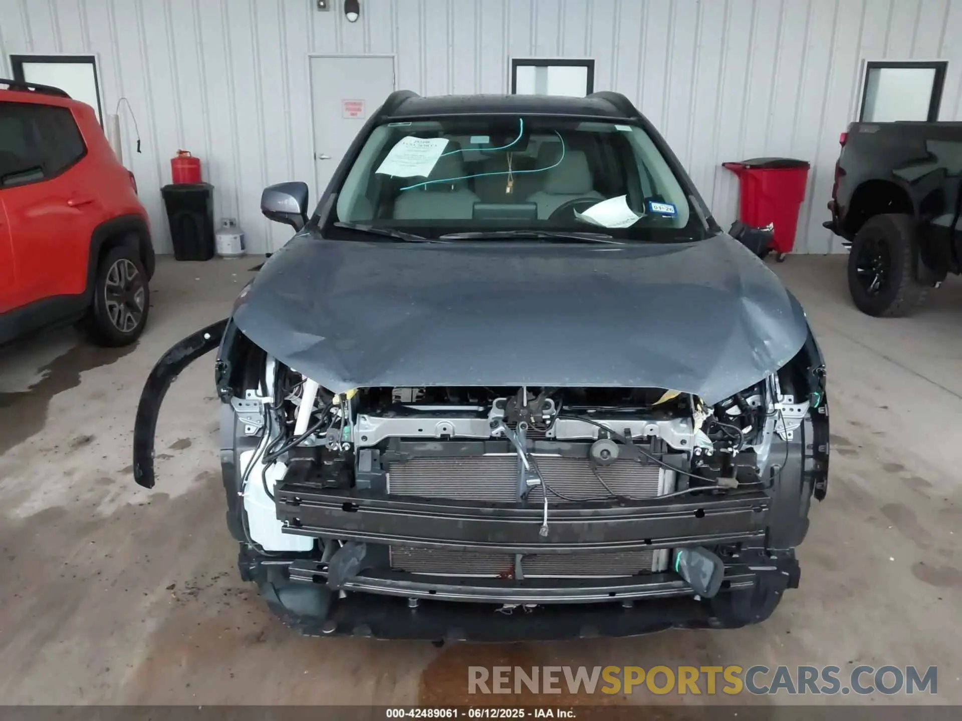 12 Photograph of a damaged car 7MUCAAAG5NV007337 TOYOTA COROLLA CROSS 2022