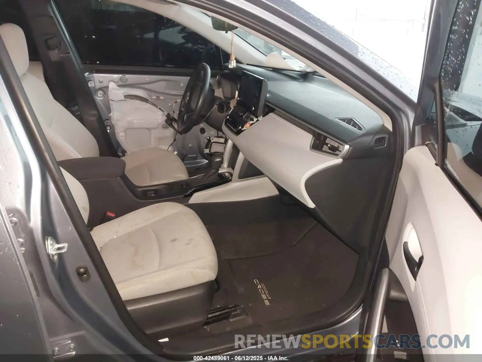 5 Photograph of a damaged car 7MUCAAAG5NV007337 TOYOTA COROLLA CROSS 2022