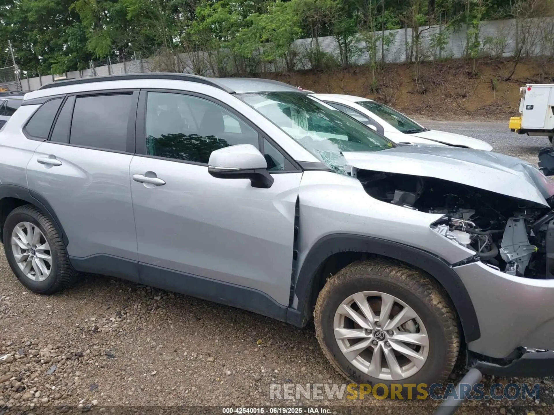 14 Photograph of a damaged car 7MUCAABG2NV001543 TOYOTA COROLLA CROSS 2022