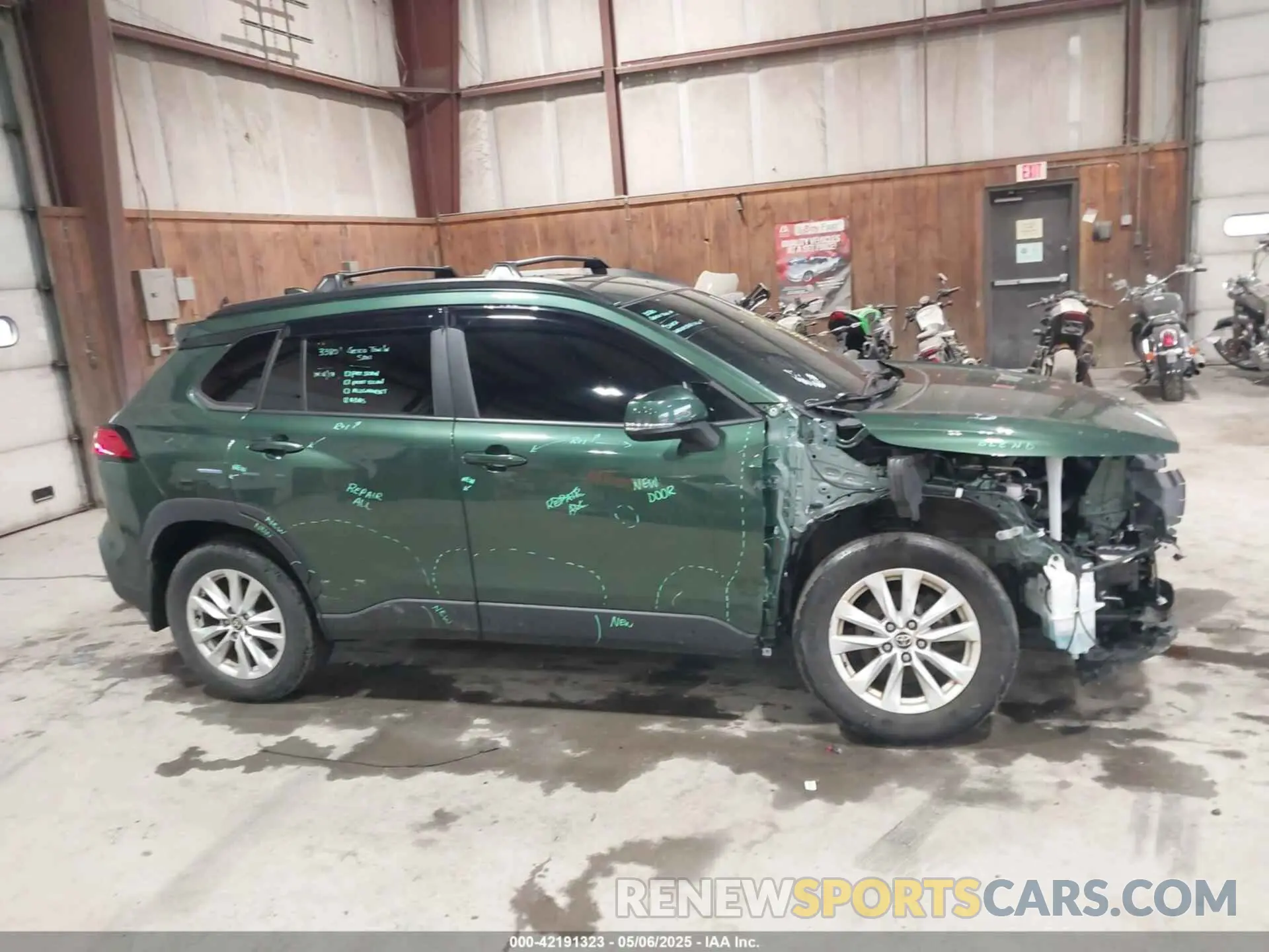 13 Photograph of a damaged car 7MUCAABG2NV038656 TOYOTA COROLLA CROSS 2022
