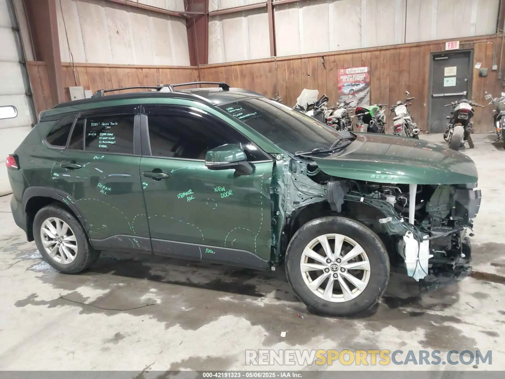 17 Photograph of a damaged car 7MUCAABG2NV038656 TOYOTA COROLLA CROSS 2022
