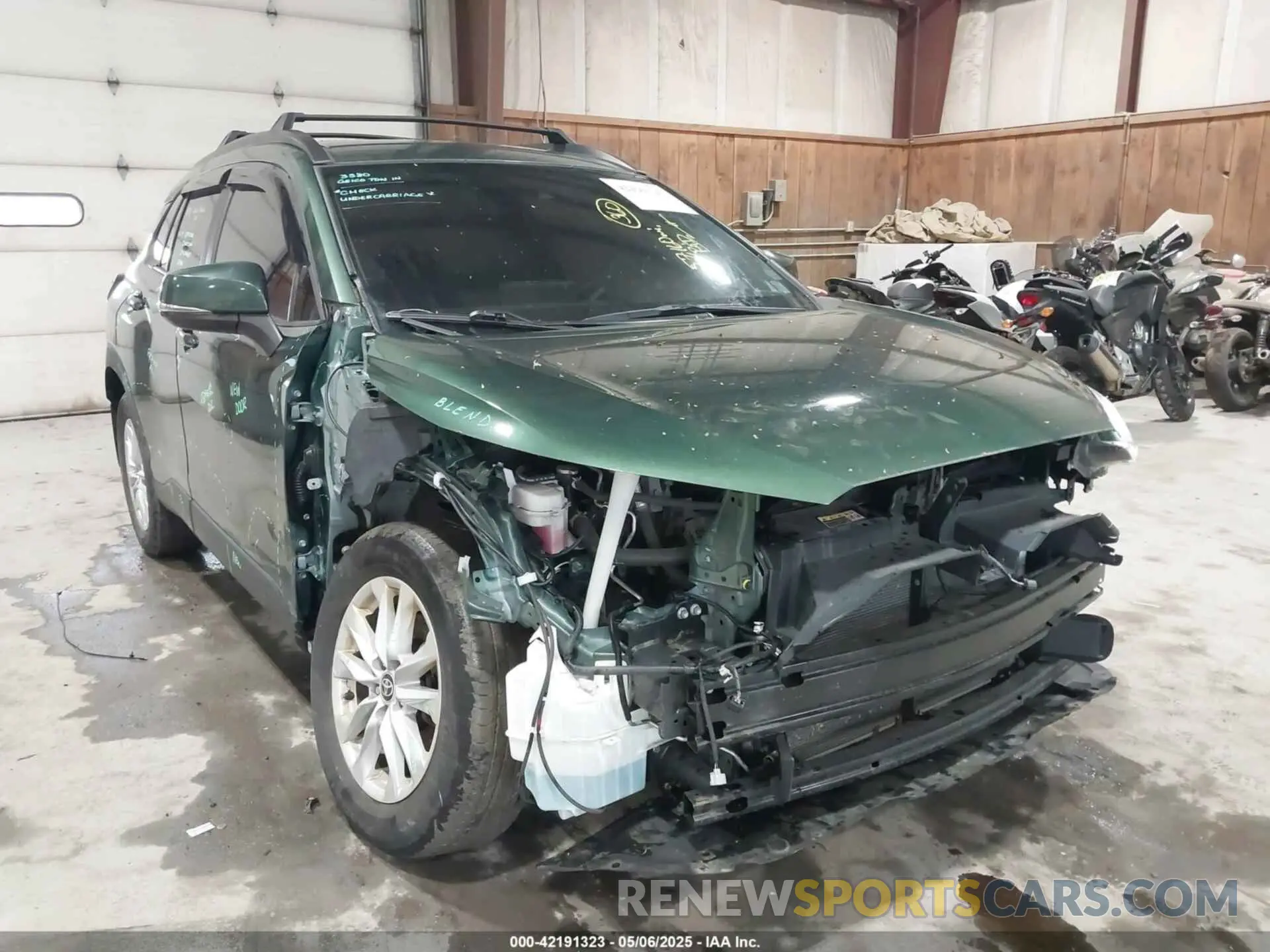 6 Photograph of a damaged car 7MUCAABG2NV038656 TOYOTA COROLLA CROSS 2022