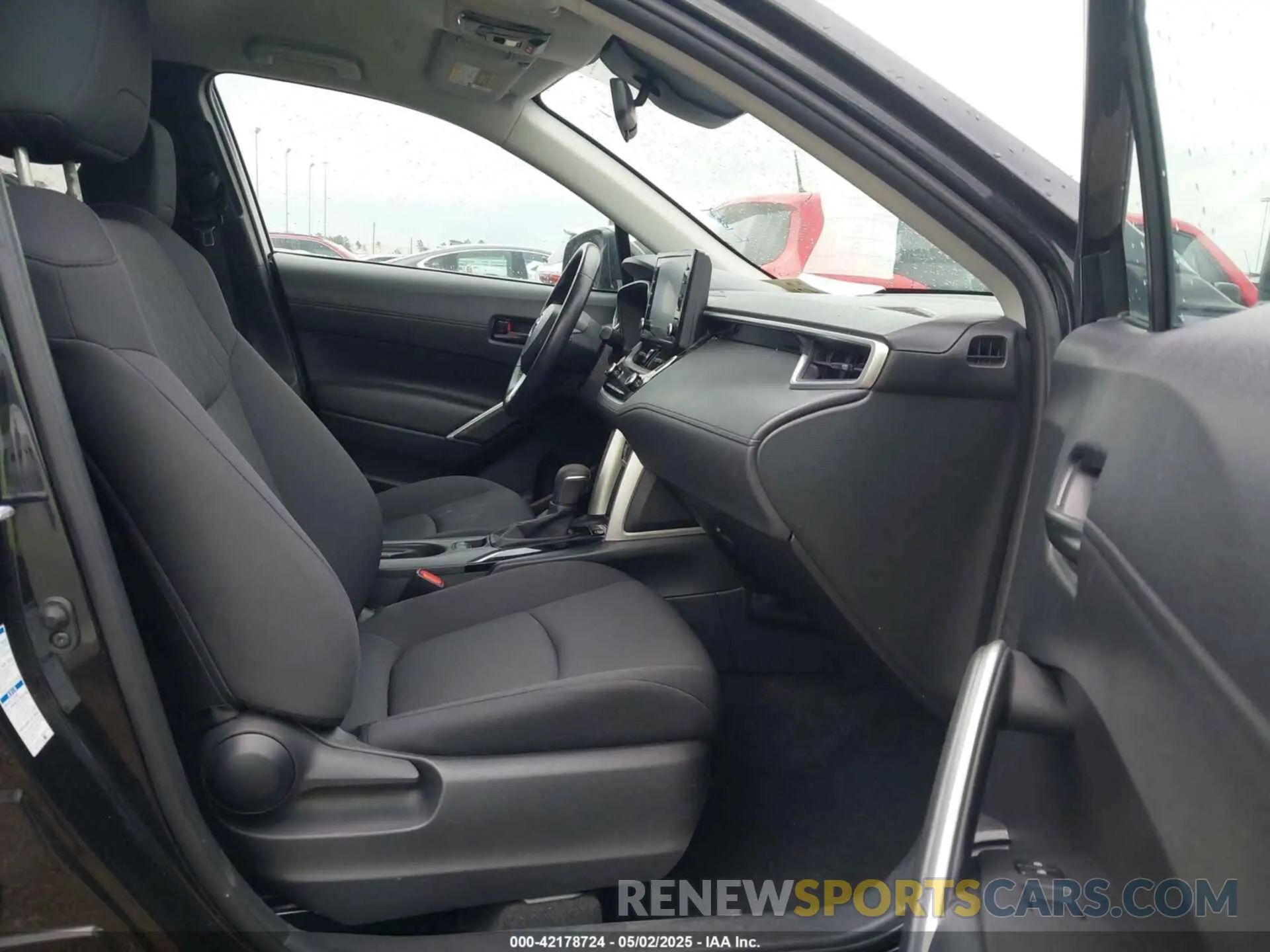 5 Photograph of a damaged car 7MUCAABG3NV043526 TOYOTA COROLLA CROSS 2022