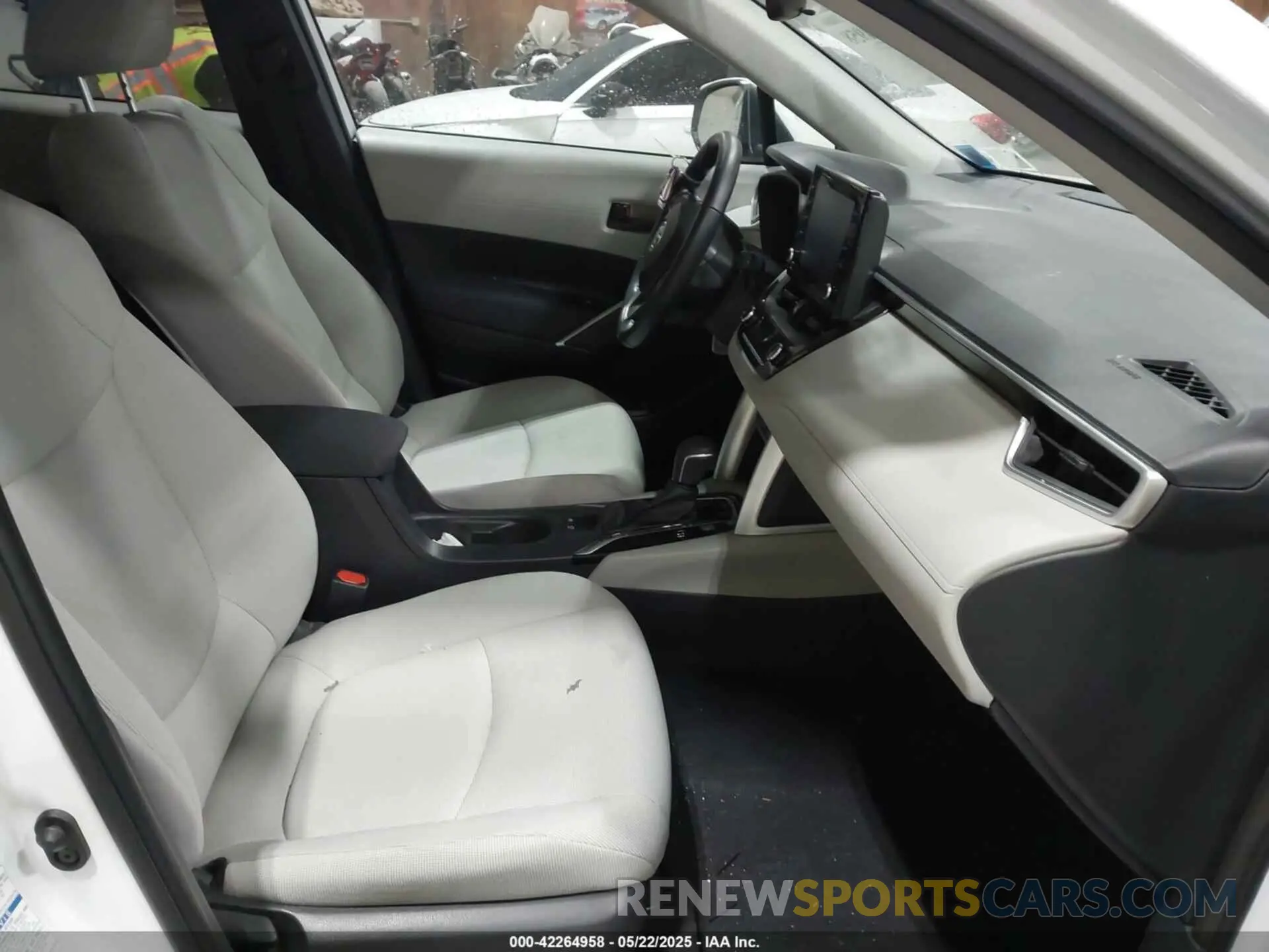 5 Photograph of a damaged car 7MUCAABG4NV039856 TOYOTA COROLLA CROSS 2022