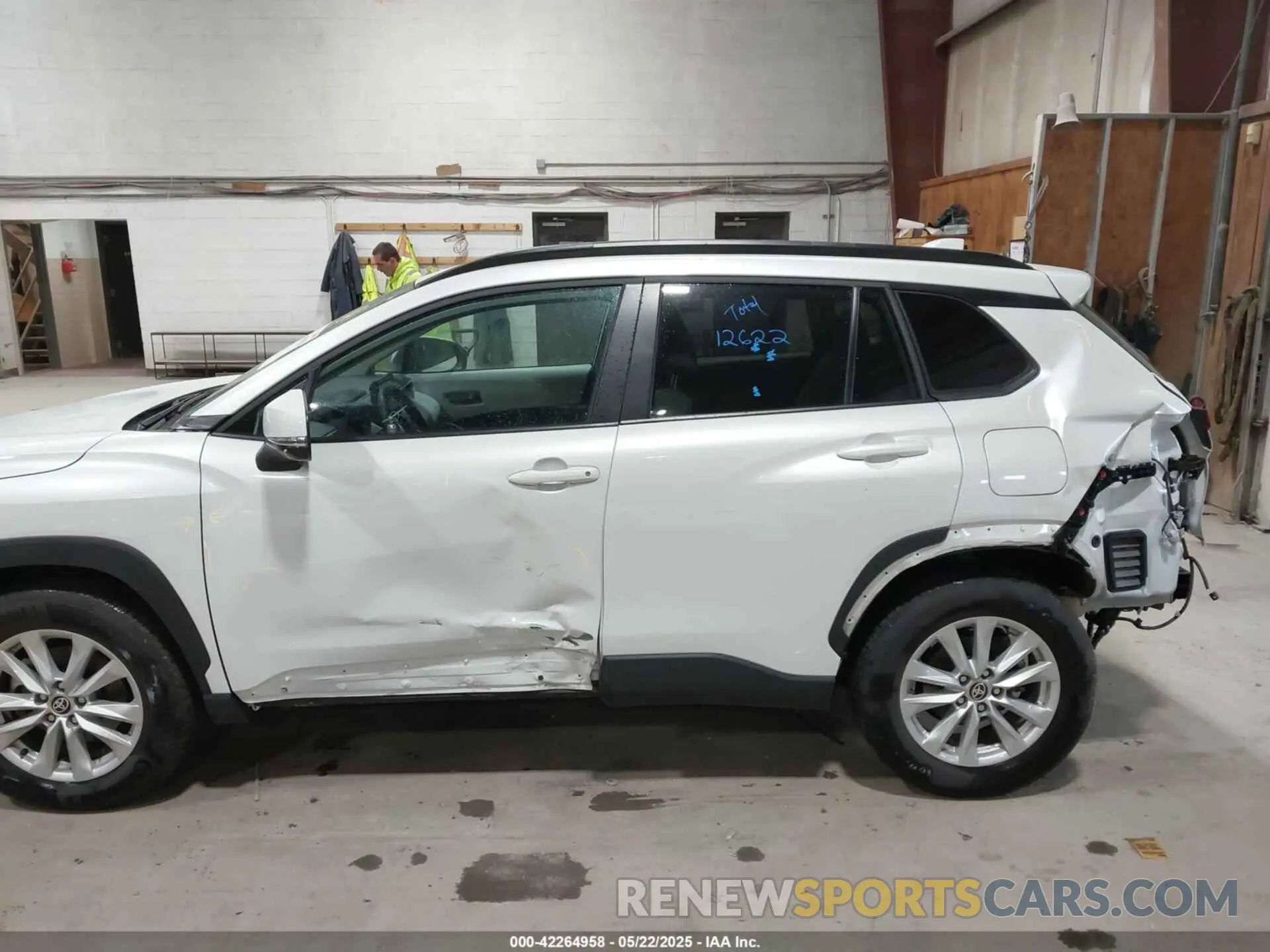 6 Photograph of a damaged car 7MUCAABG4NV039856 TOYOTA COROLLA CROSS 2022