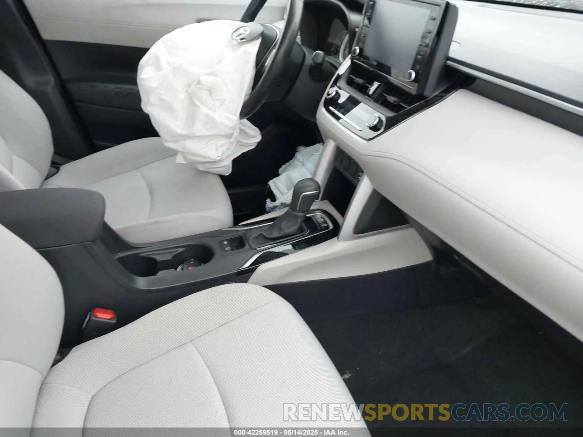 5 Photograph of a damaged car 7MUCAABG8NV004527 TOYOTA COROLLA CROSS 2022