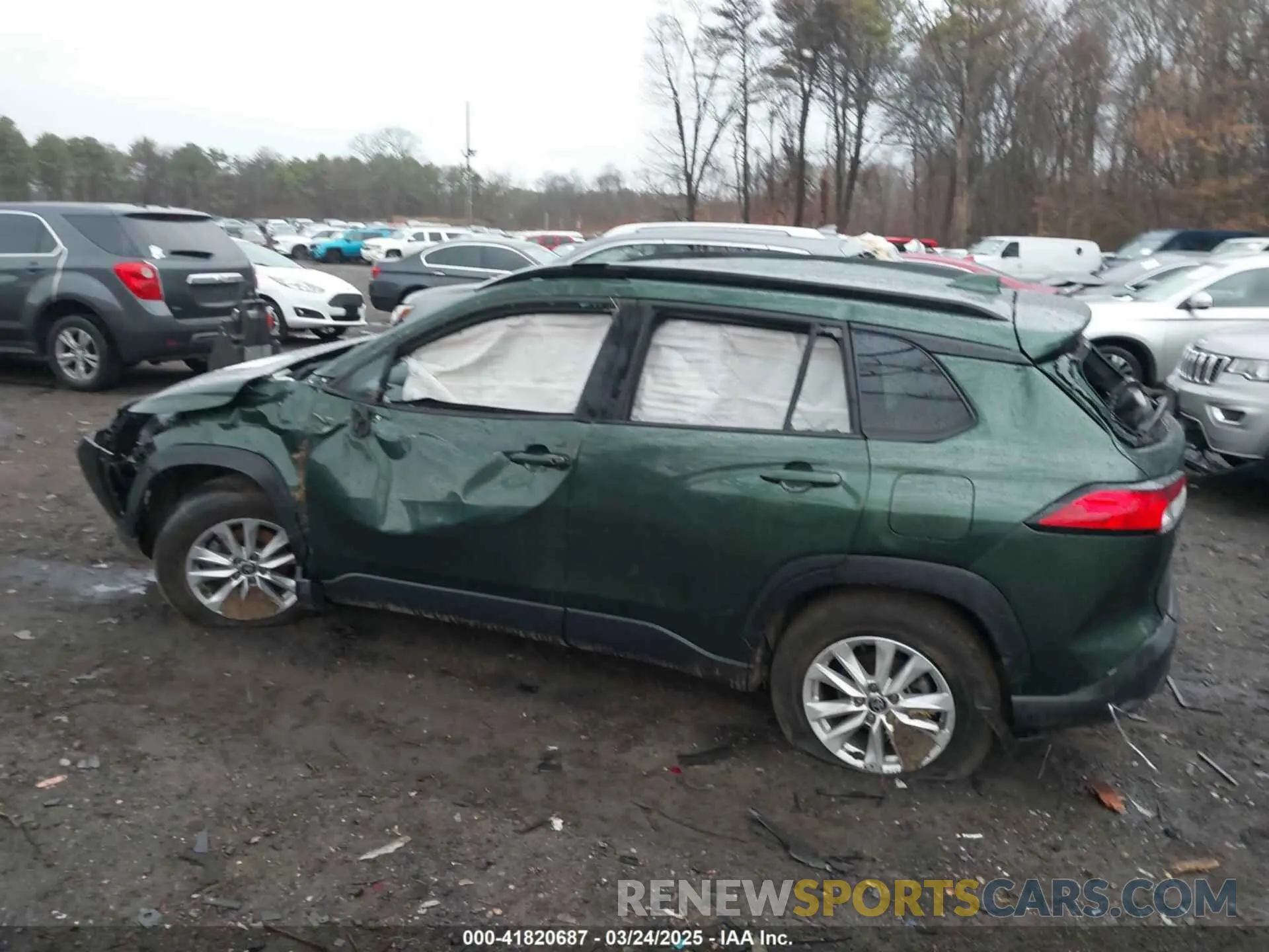 13 Photograph of a damaged car 7MUCAABG8NV030299 TOYOTA COROLLA CROSS 2022
