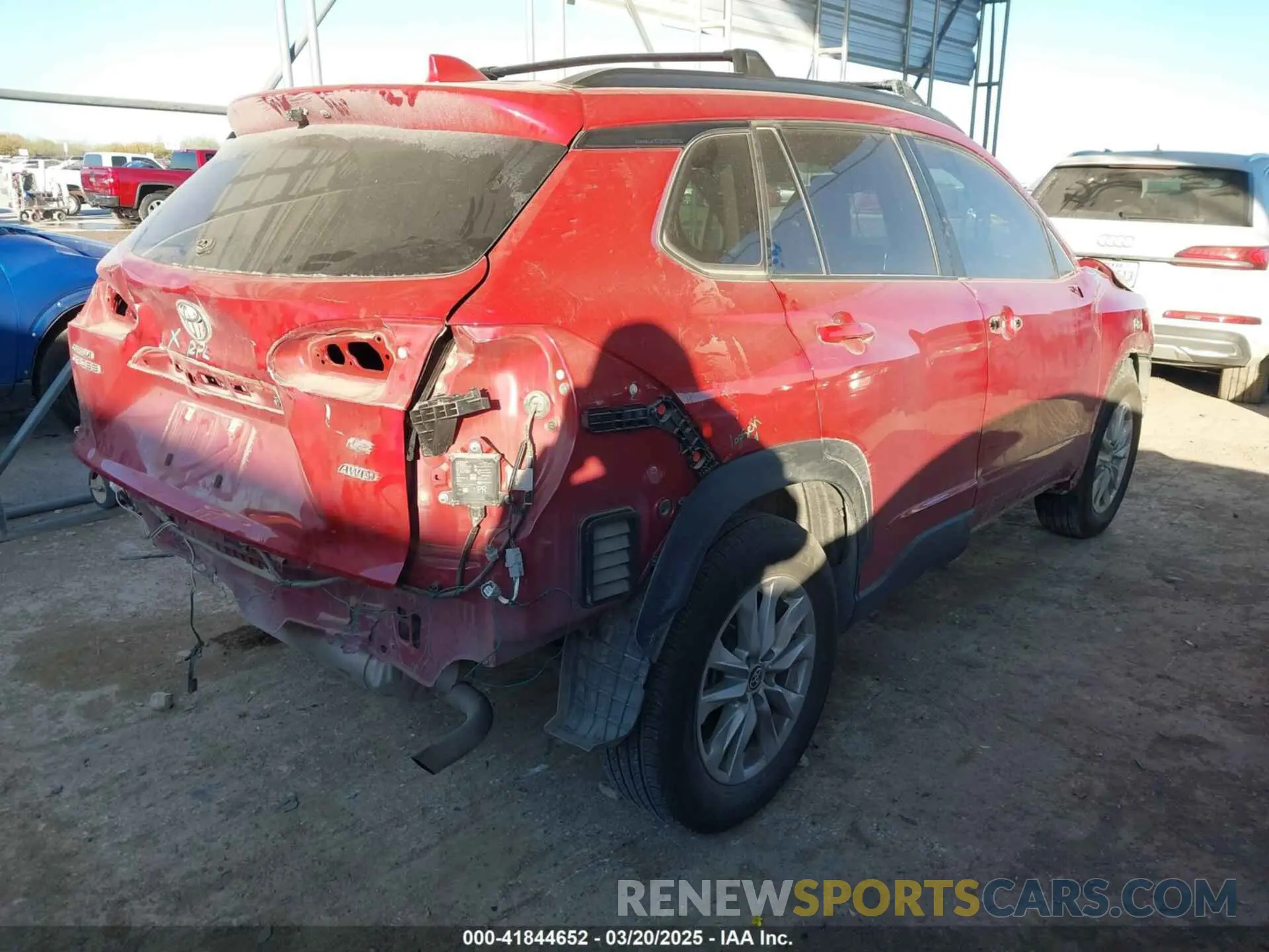 4 Photograph of a damaged car 7MUCAABG8NV038550 TOYOTA COROLLA CROSS 2022