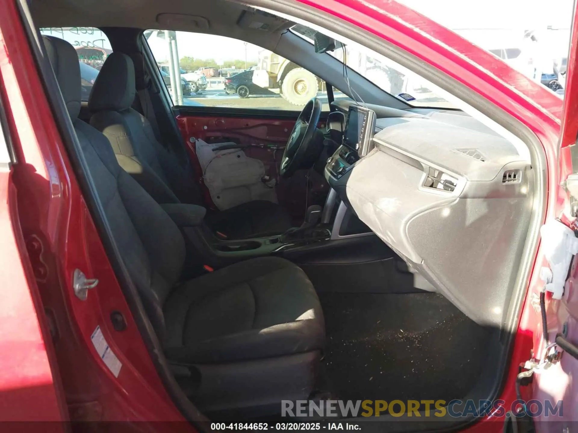 5 Photograph of a damaged car 7MUCAABG8NV038550 TOYOTA COROLLA CROSS 2022
