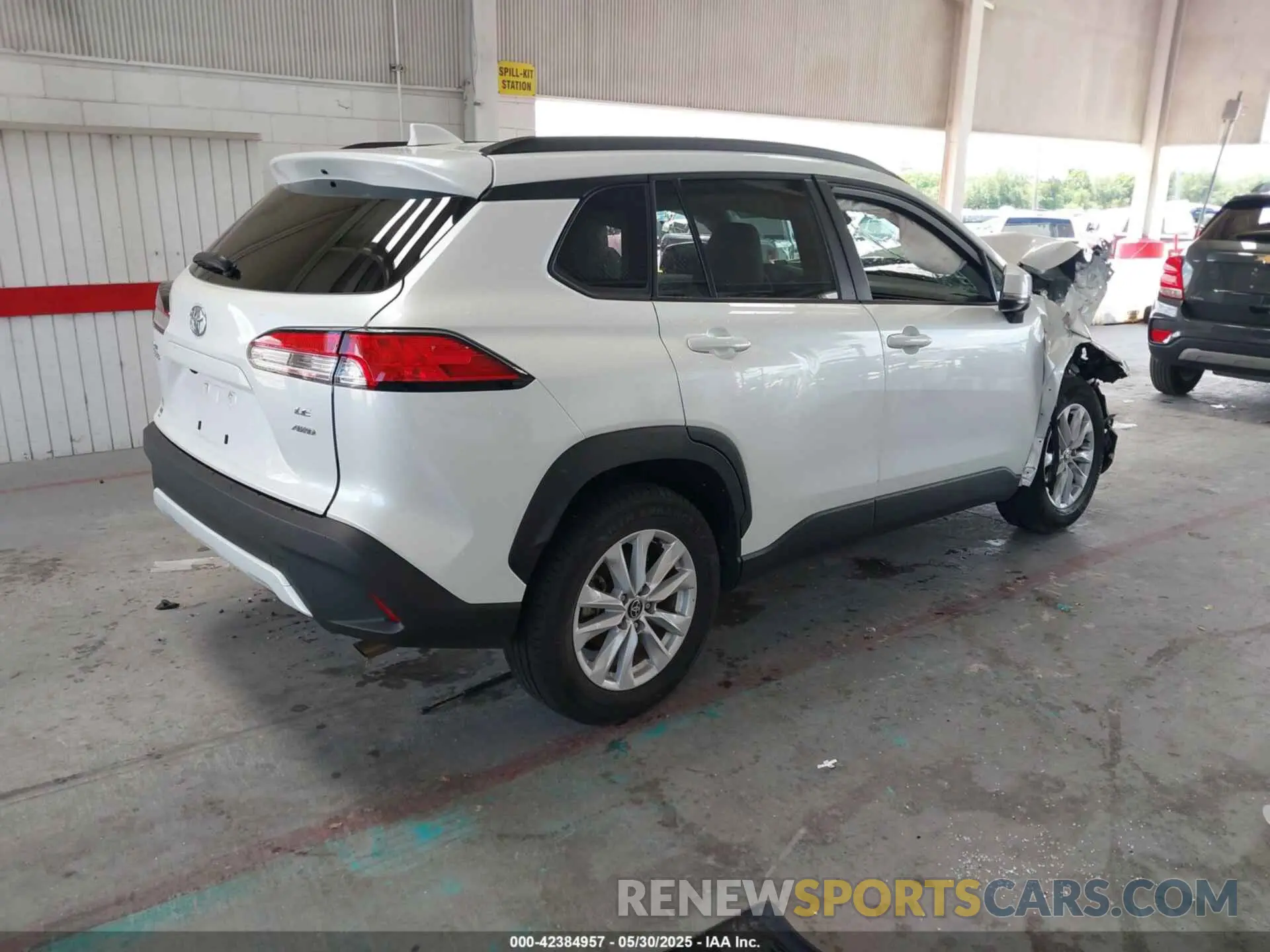4 Photograph of a damaged car 7MUCAABGXNV026593 TOYOTA COROLLA CROSS 2022