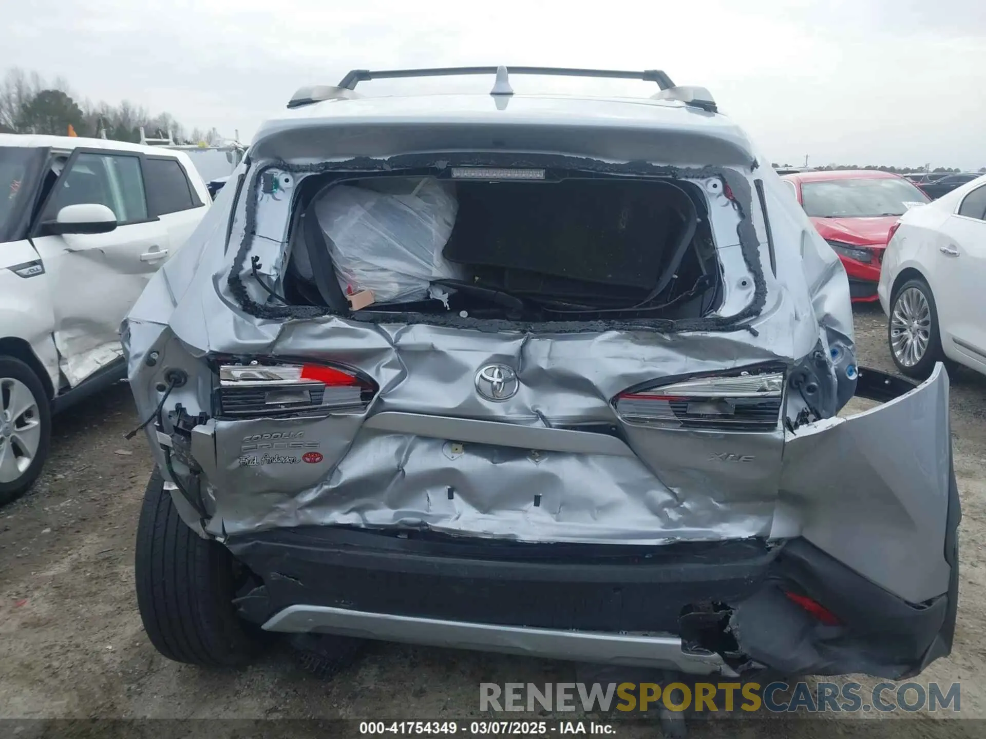 17 Photograph of a damaged car 7MUDAAAG4NV022674 TOYOTA COROLLA CROSS 2022