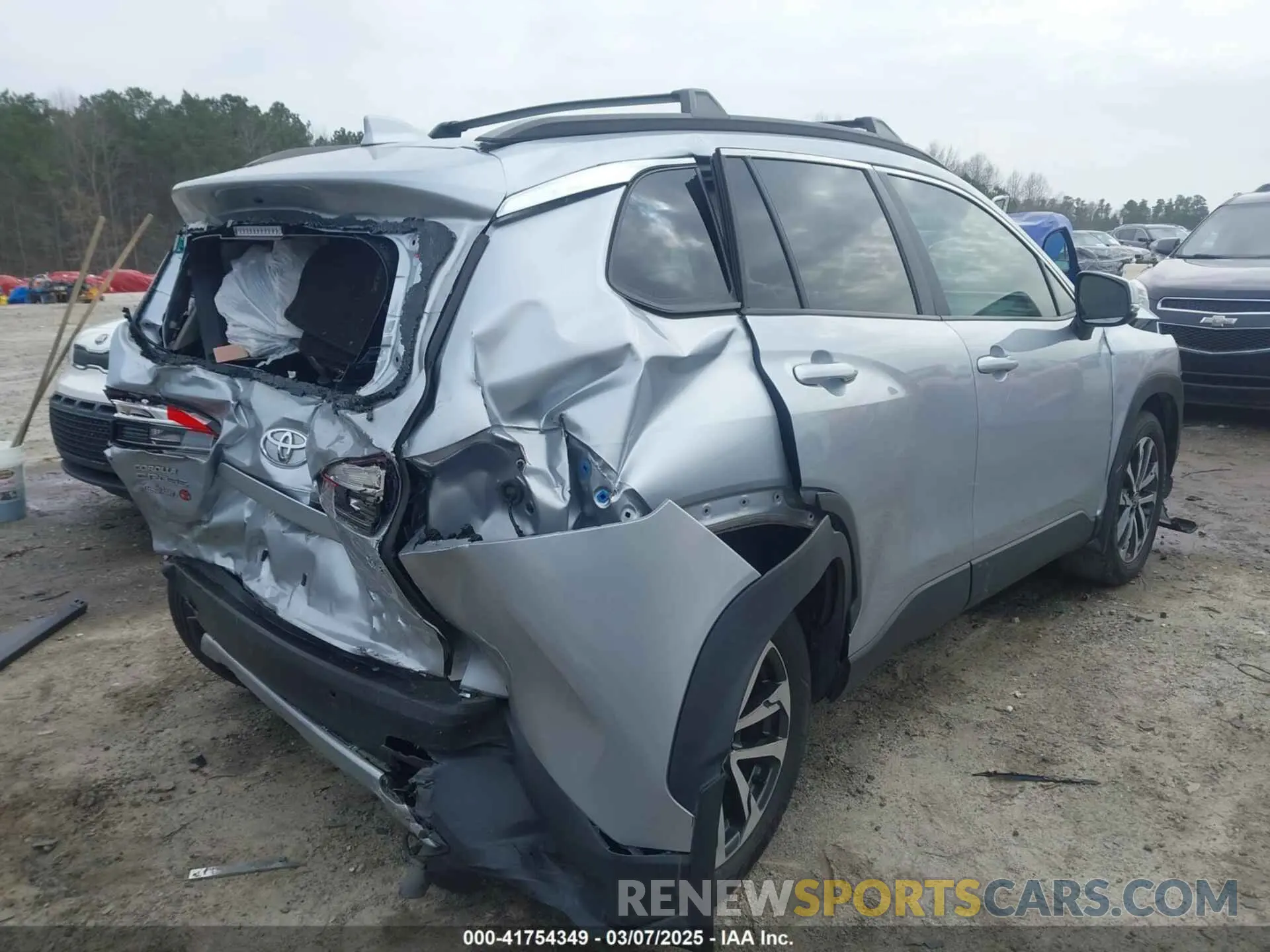 4 Photograph of a damaged car 7MUDAAAG4NV022674 TOYOTA COROLLA CROSS 2022