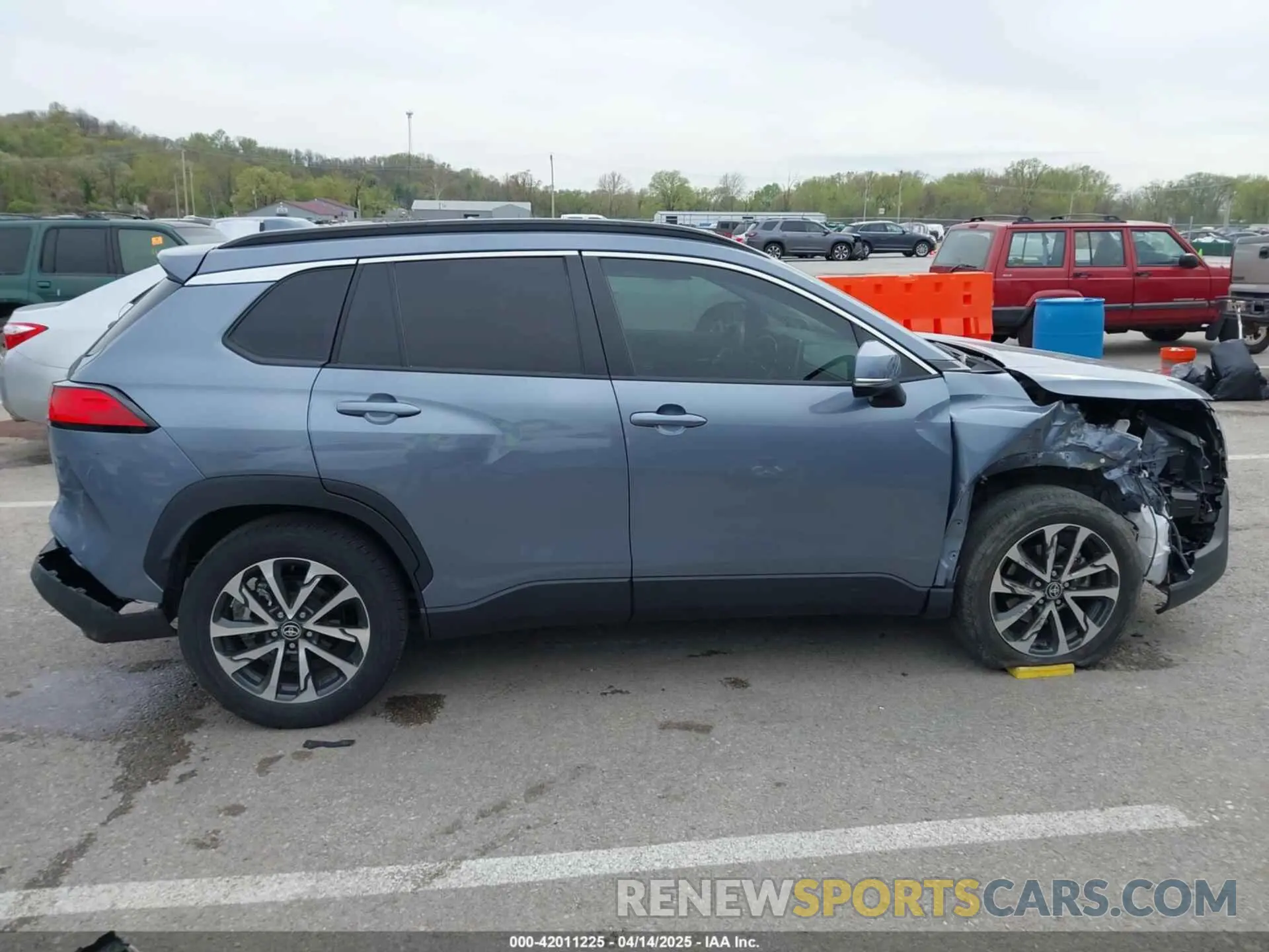 14 Photograph of a damaged car 7MUDAABG1NV013042 TOYOTA COROLLA CROSS 2022