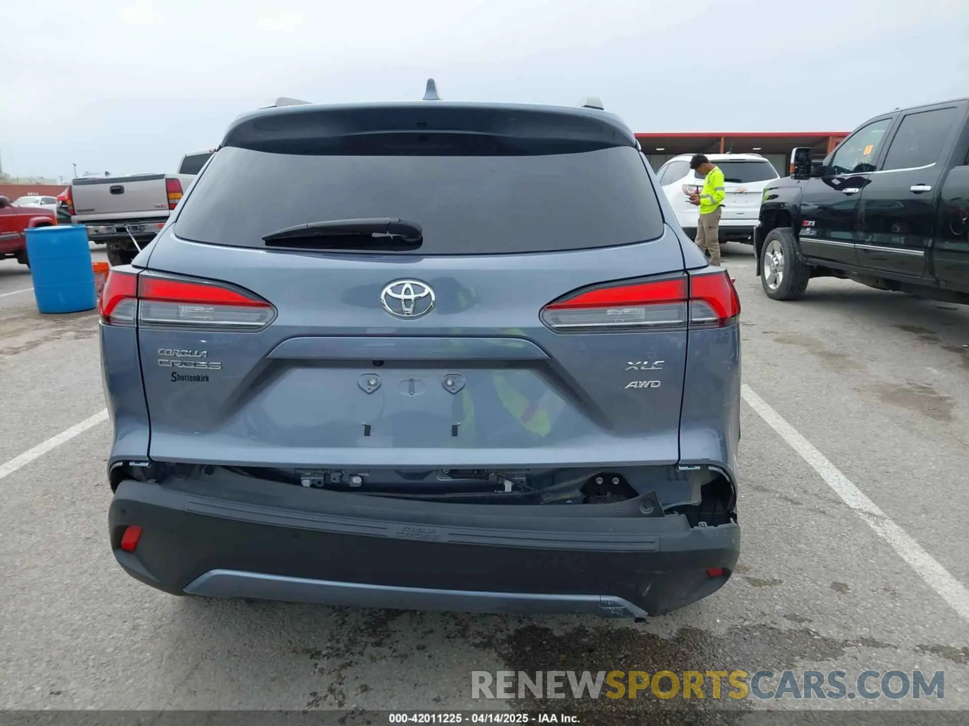 17 Photograph of a damaged car 7MUDAABG1NV013042 TOYOTA COROLLA CROSS 2022