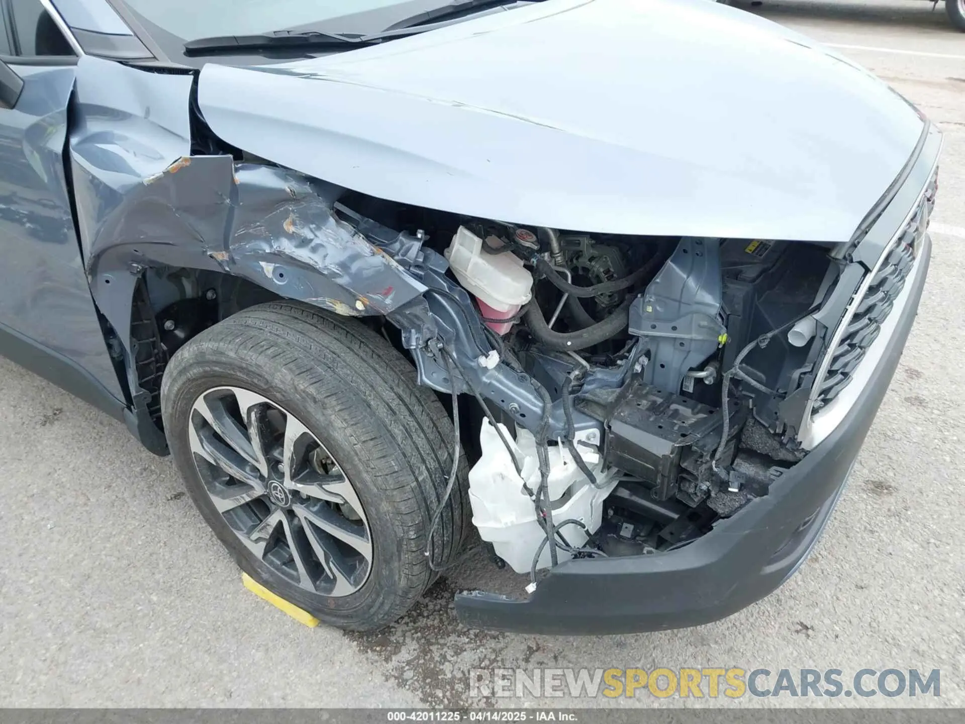 6 Photograph of a damaged car 7MUDAABG1NV013042 TOYOTA COROLLA CROSS 2022