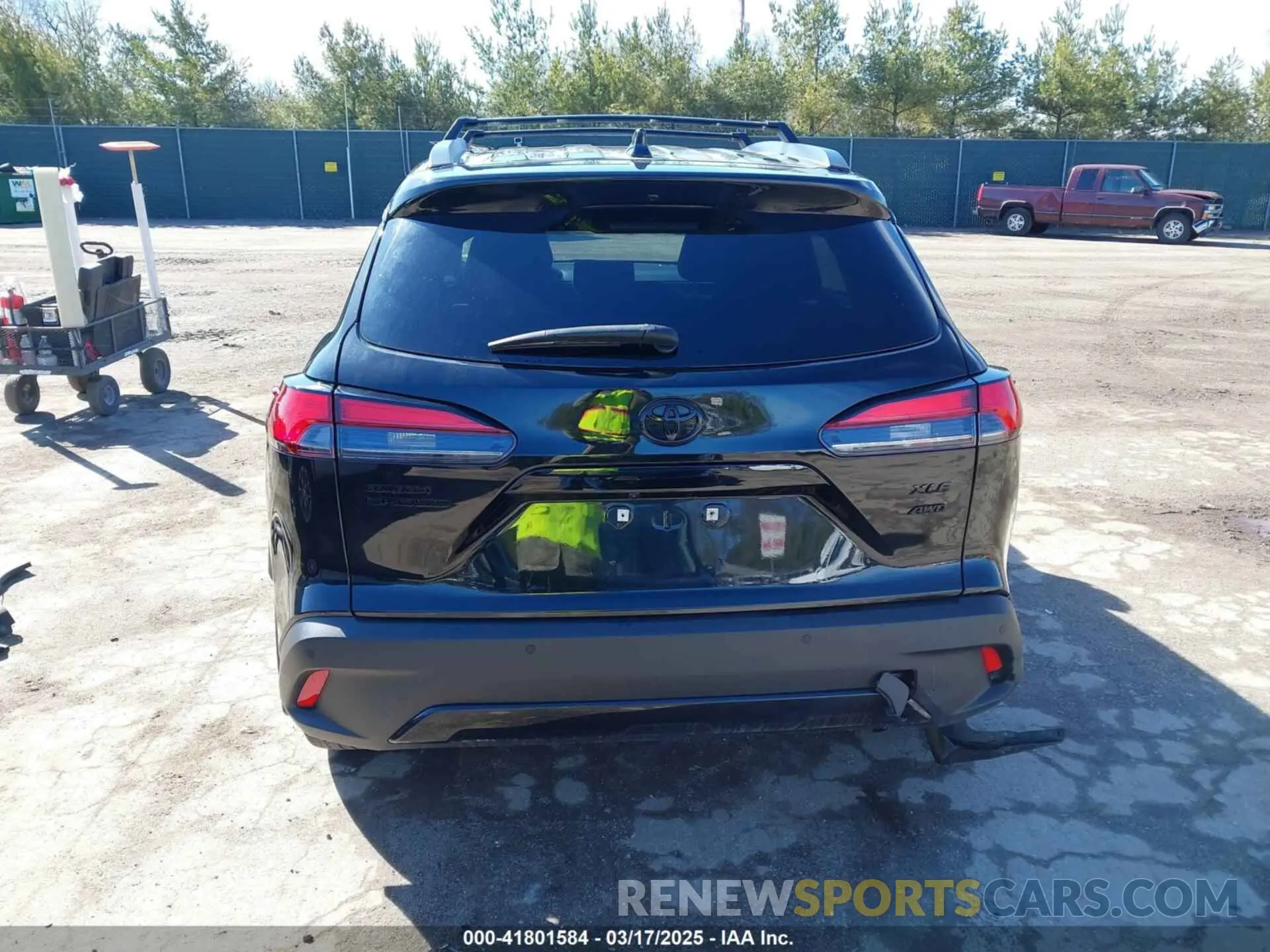 17 Photograph of a damaged car 7MUDAABG2NV039410 TOYOTA COROLLA CROSS 2022