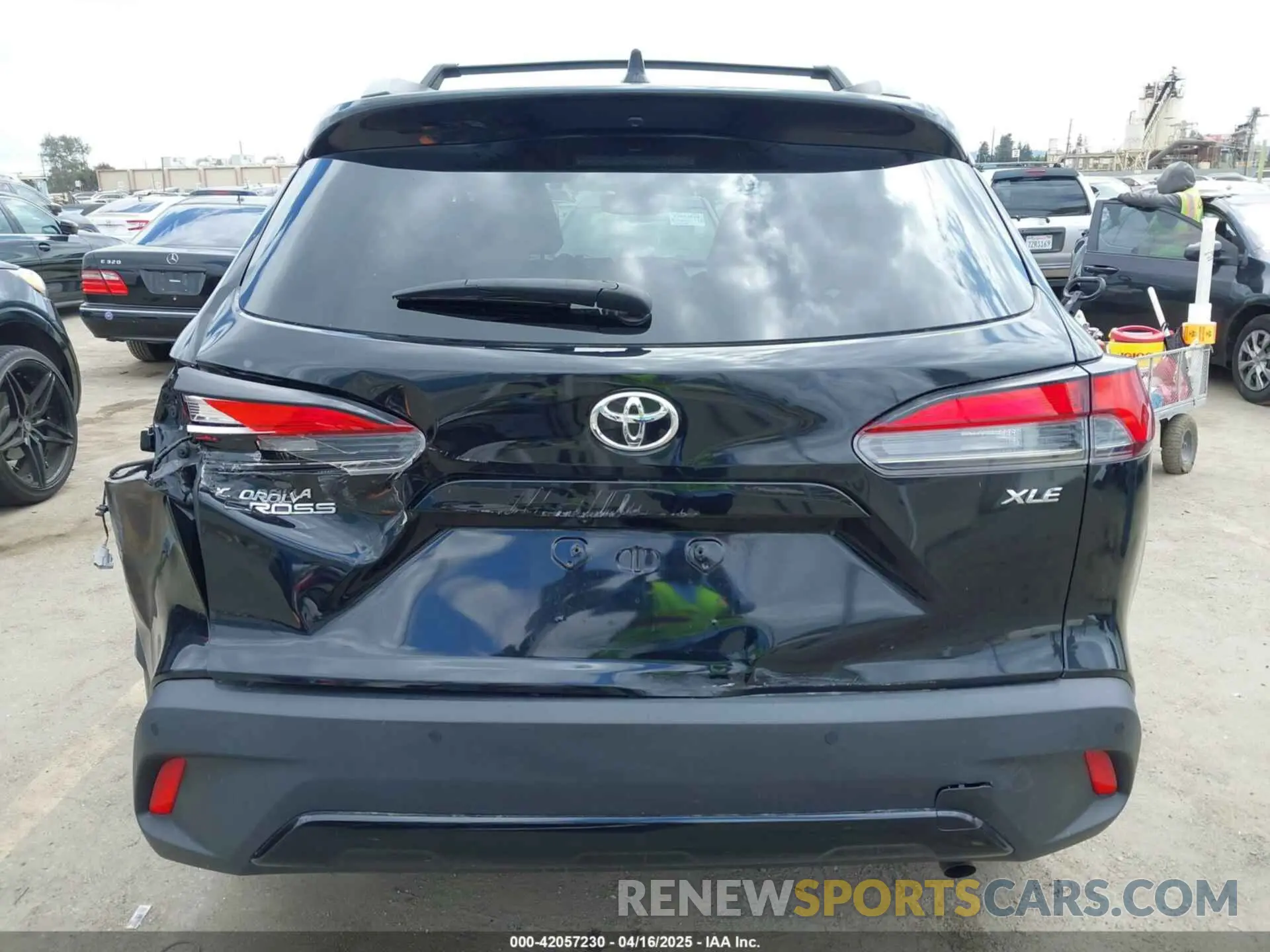 17 Photograph of a damaged car 7MUDAABG6NV030600 TOYOTA COROLLA CROSS 2022