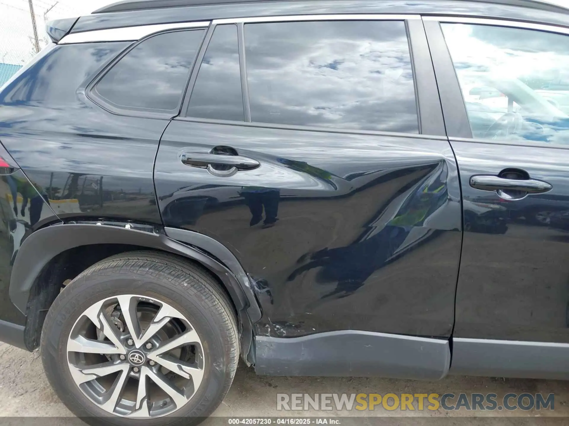 19 Photograph of a damaged car 7MUDAABG6NV030600 TOYOTA COROLLA CROSS 2022