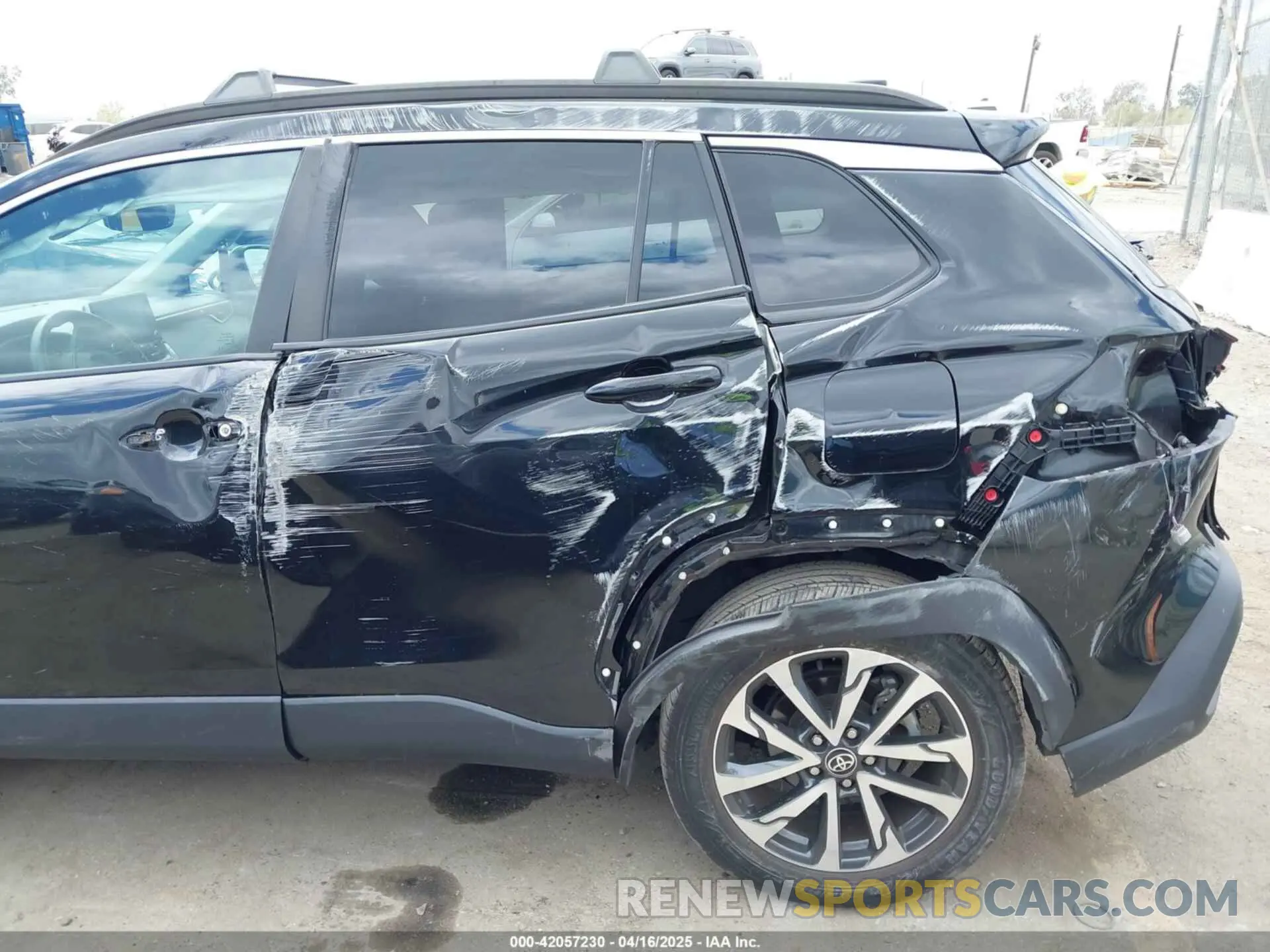 6 Photograph of a damaged car 7MUDAABG6NV030600 TOYOTA COROLLA CROSS 2022