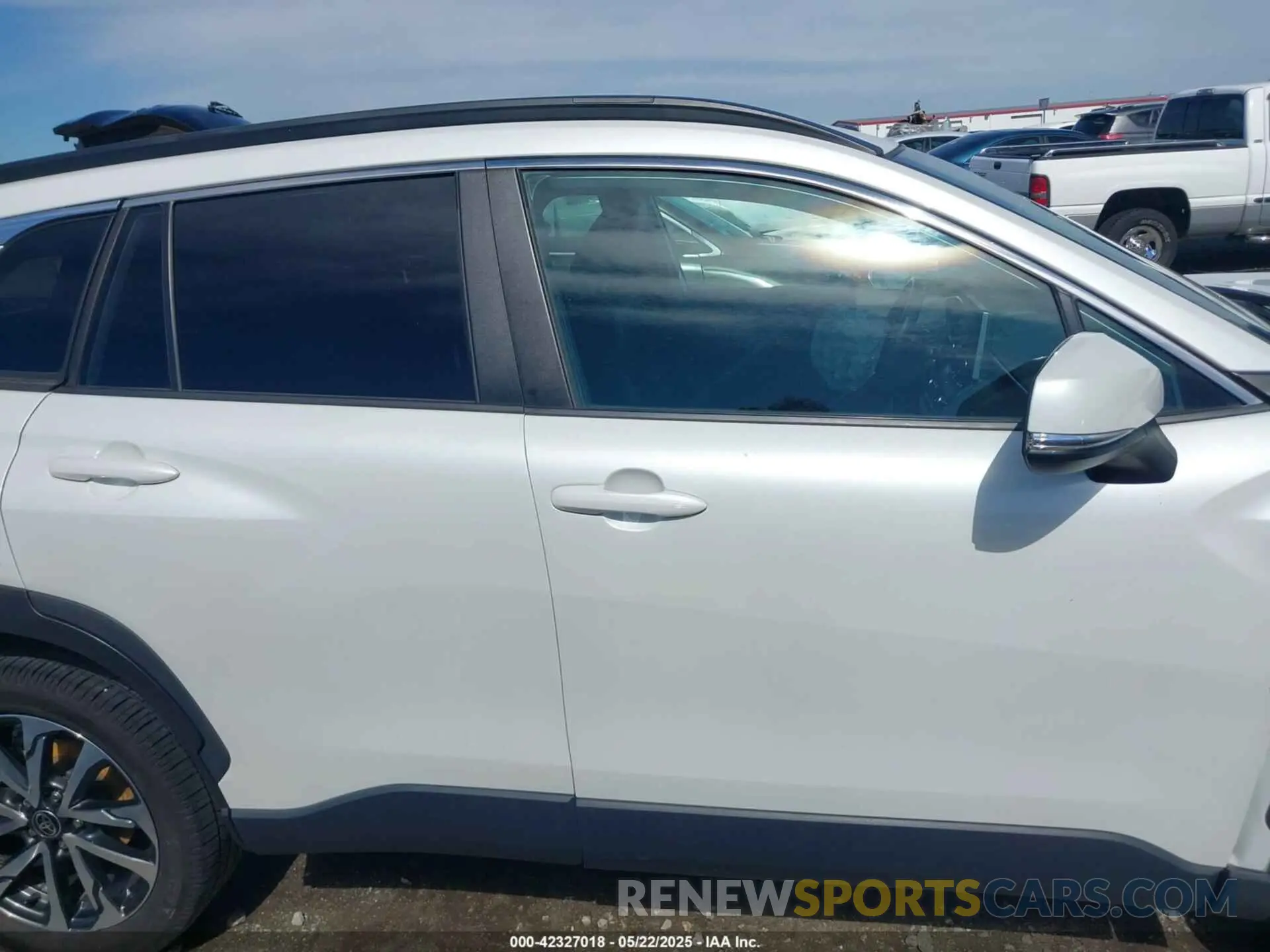 13 Photograph of a damaged car 7MUEAAAG0NV003723 TOYOTA COROLLA CROSS 2022