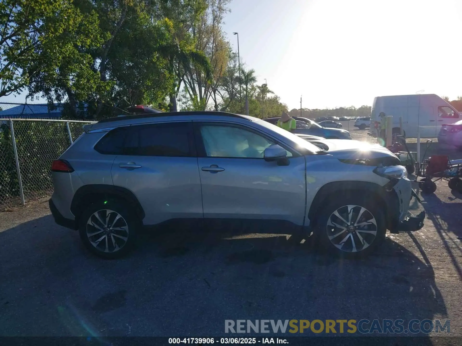 13 Photograph of a damaged car 7MUEAAAG9NV005163 TOYOTA COROLLA CROSS 2022