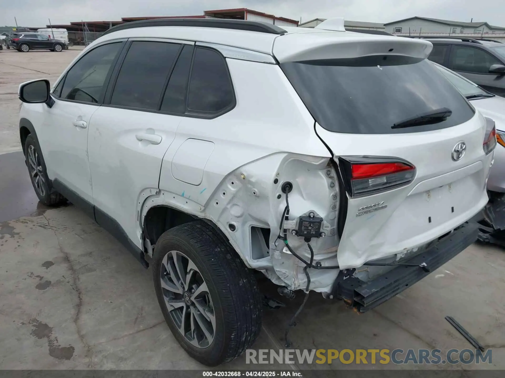 3 Photograph of a damaged car 7MUEAAAG9NV036235 TOYOTA COROLLA CROSS 2022