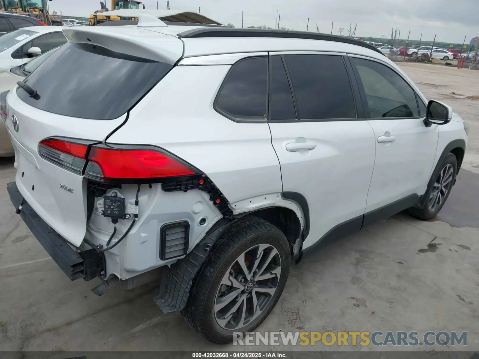 4 Photograph of a damaged car 7MUEAAAG9NV036235 TOYOTA COROLLA CROSS 2022