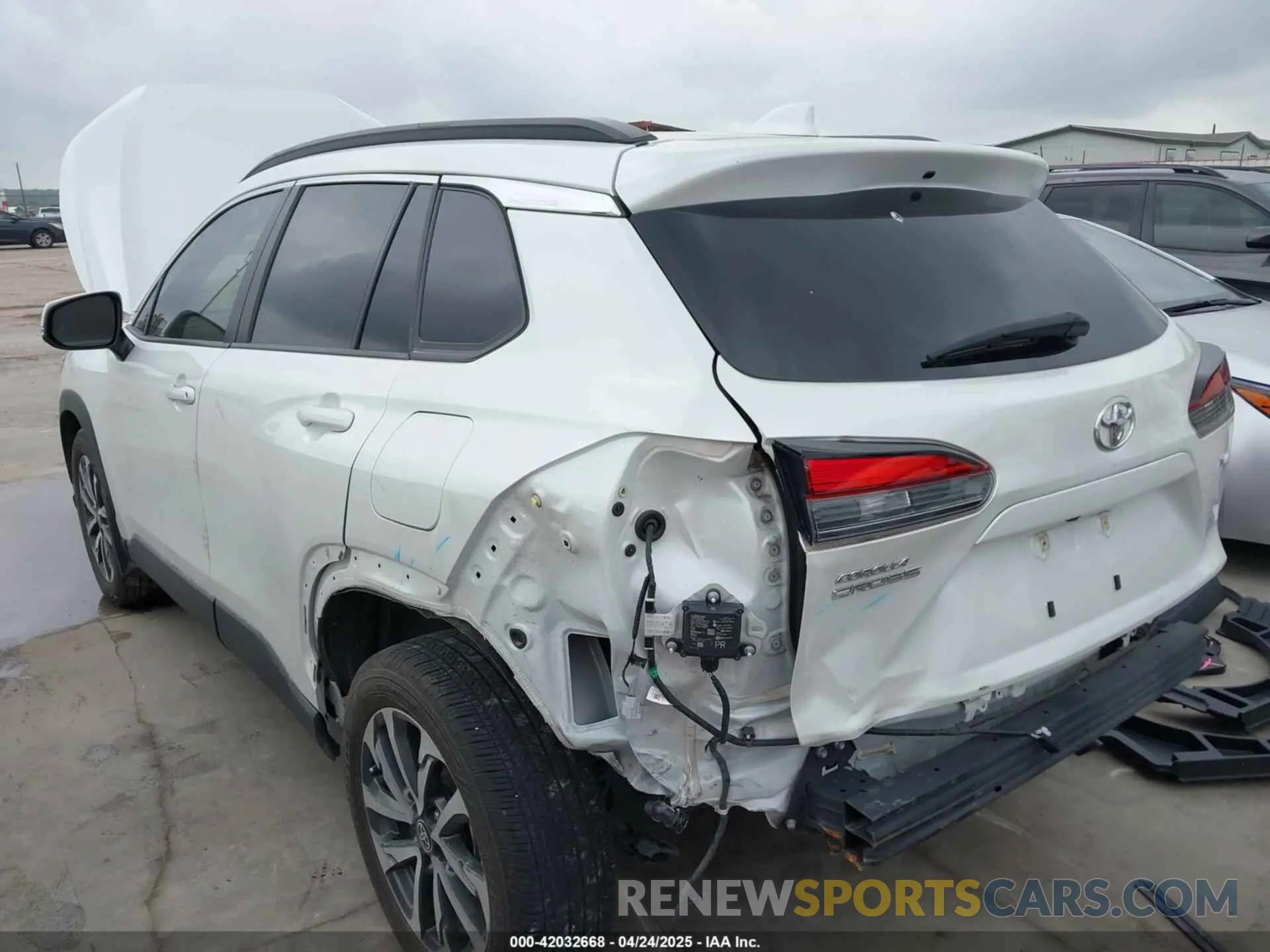 6 Photograph of a damaged car 7MUEAAAG9NV036235 TOYOTA COROLLA CROSS 2022
