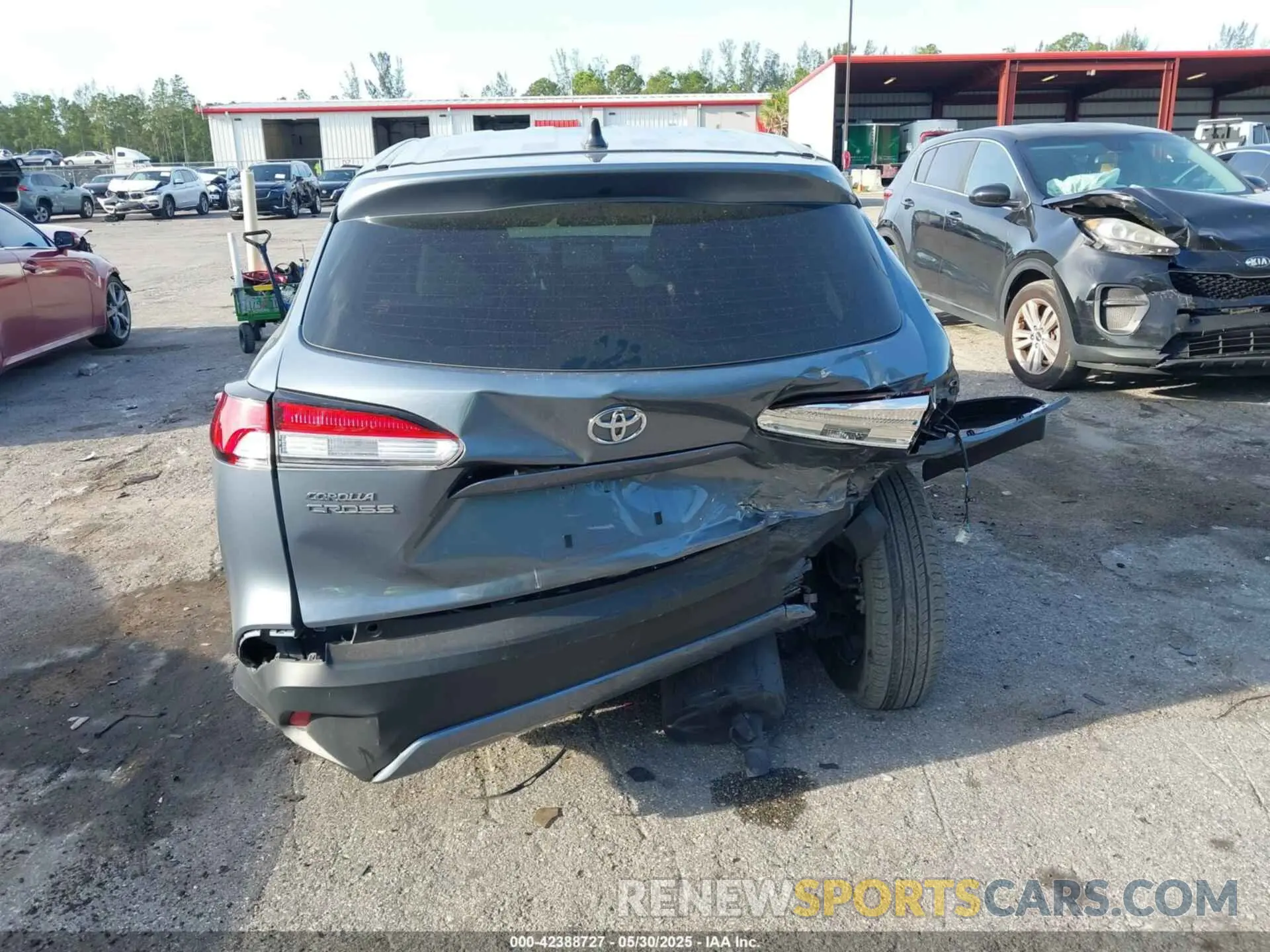17 Photograph of a damaged car 7MUAAAAG4PV044969 TOYOTA COROLLA CROSS 2023