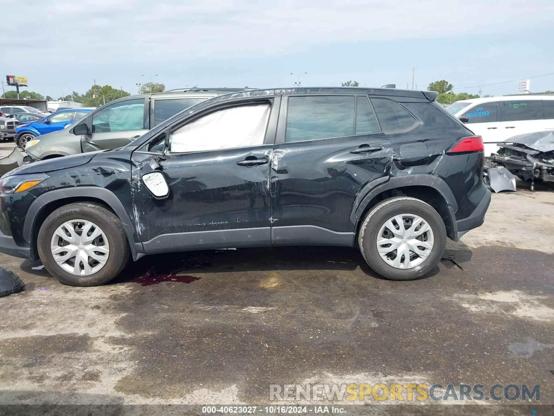 13 Photograph of a damaged car 7MUAAAAG9PV049696 TOYOTA COROLLA CROSS 2023
