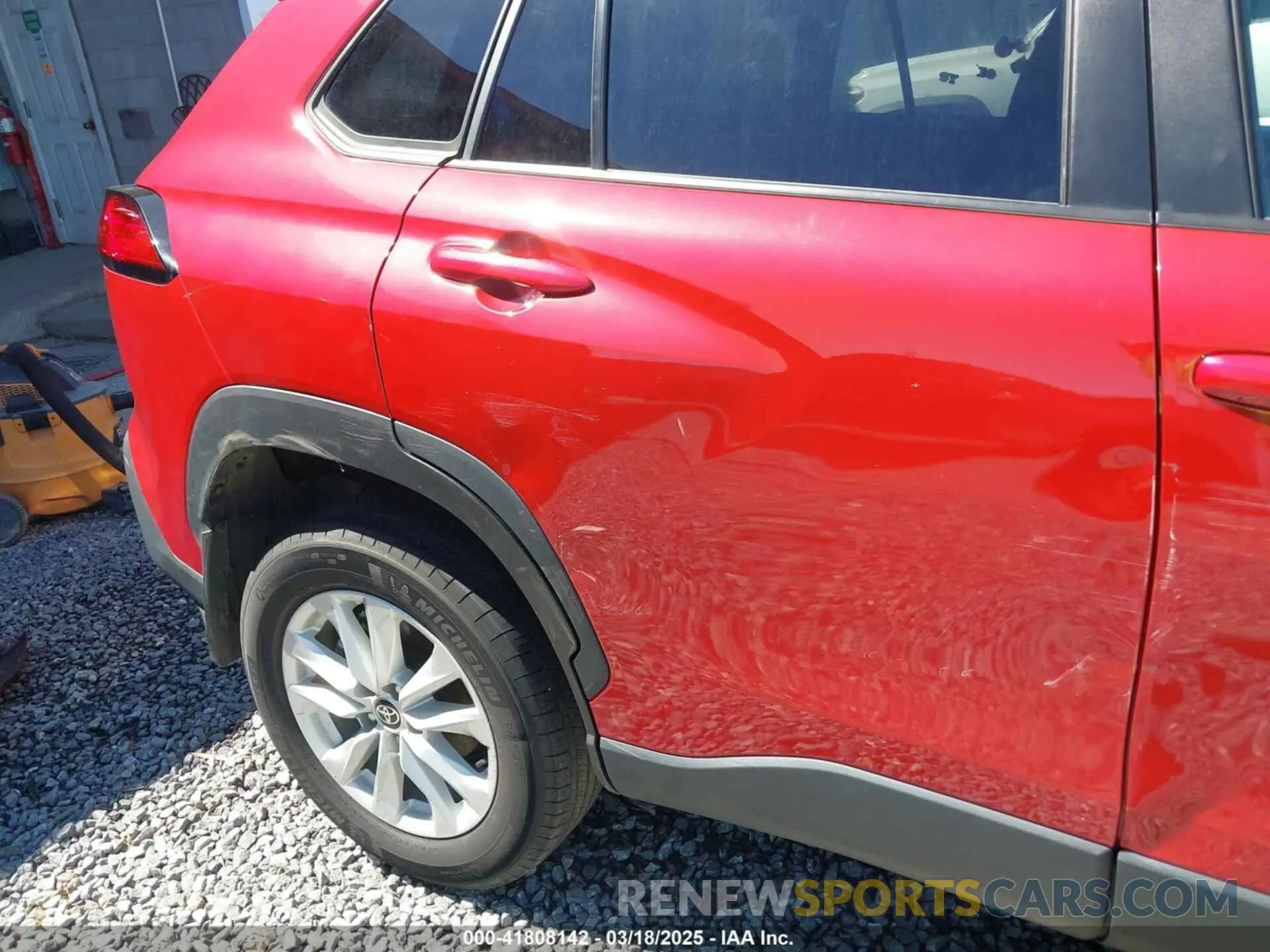18 Photograph of a damaged car 7MUBAAAG4PV069536 TOYOTA COROLLA CROSS 2023