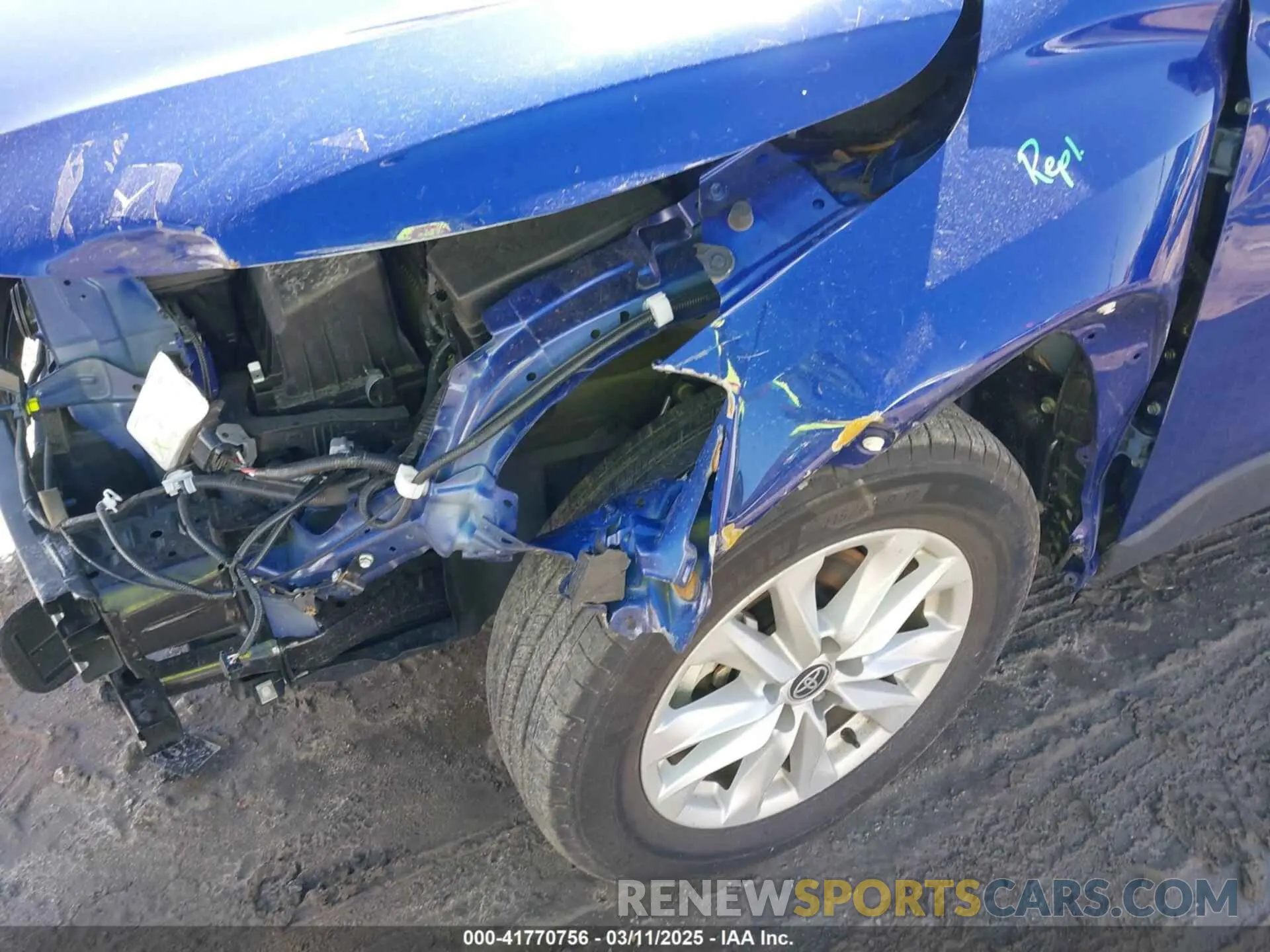18 Photograph of a damaged car 7MUBAAAG5PV068752 TOYOTA COROLLA CROSS 2023