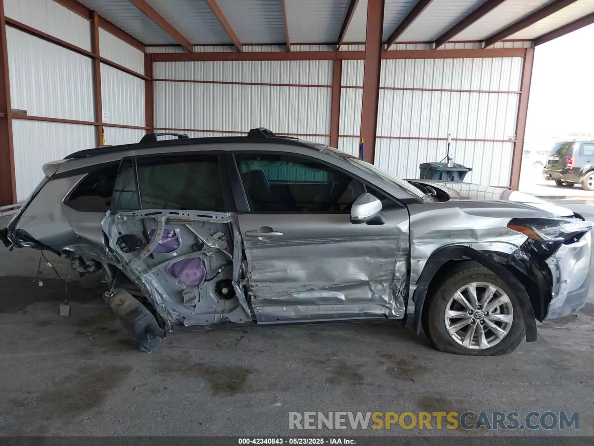 18 Photograph of a damaged car 7MUBAAAG6PV070350 TOYOTA COROLLA CROSS 2023