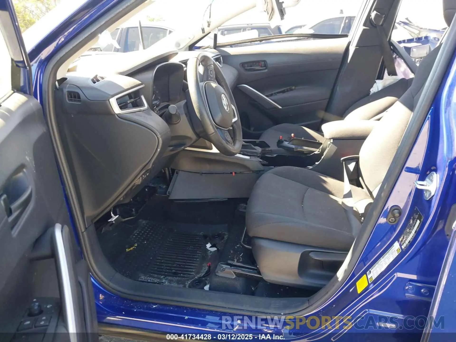 5 Photograph of a damaged car 7MUBAAAGXPV068892 TOYOTA COROLLA CROSS 2023