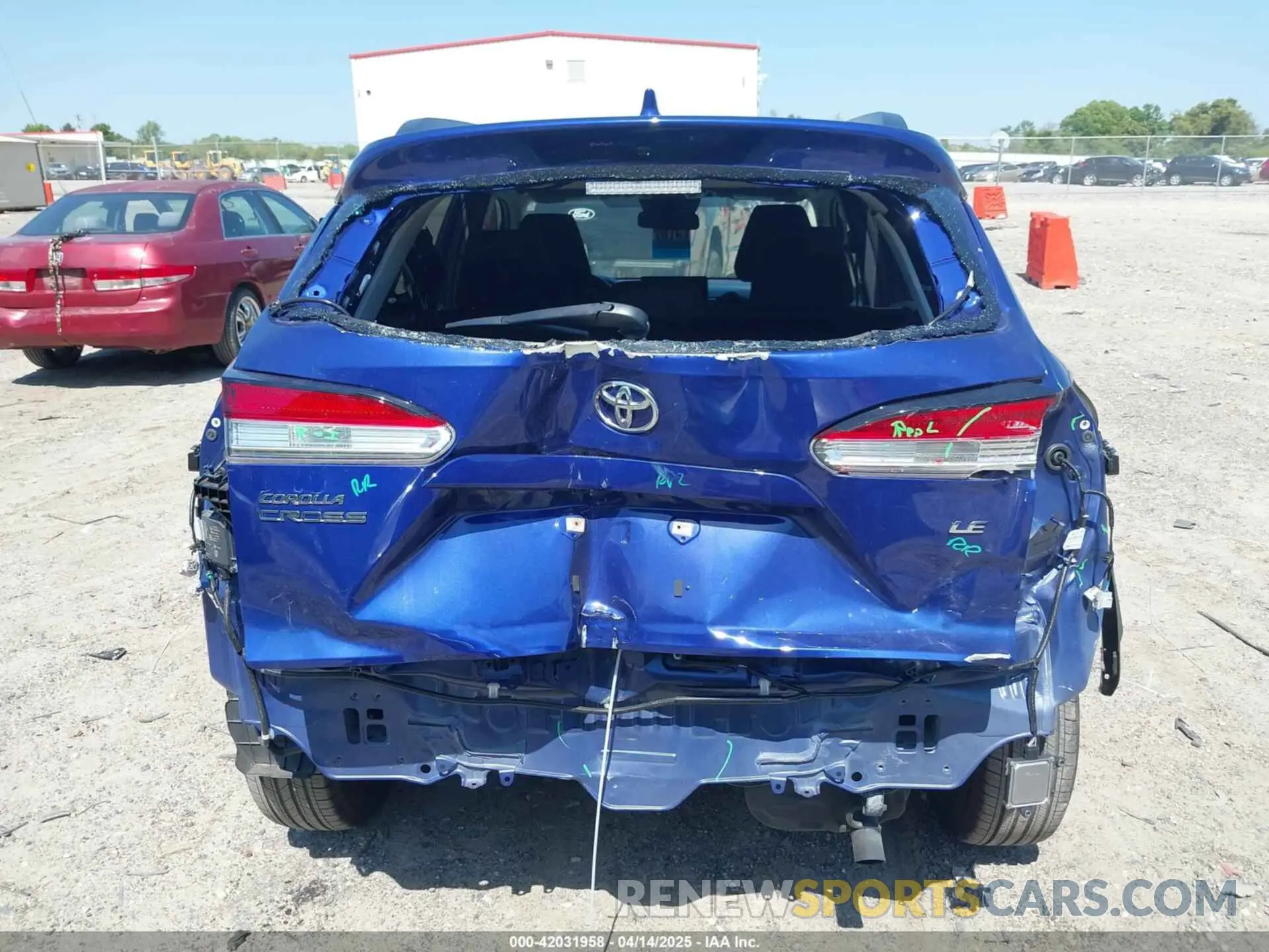 17 Photograph of a damaged car 7MUCAAAG8PV065431 TOYOTA COROLLA CROSS 2023