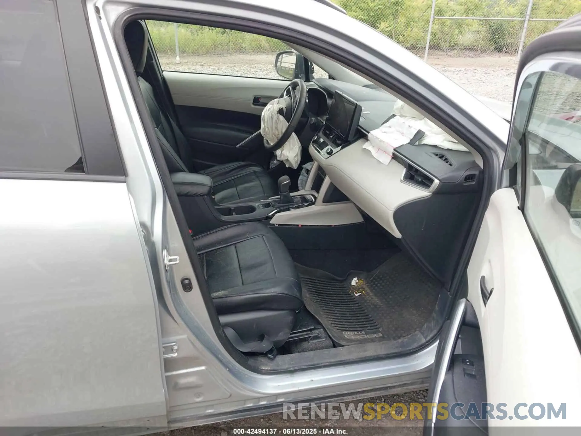5 Photograph of a damaged car 7MUCAABG4PV066249 TOYOTA COROLLA CROSS 2023