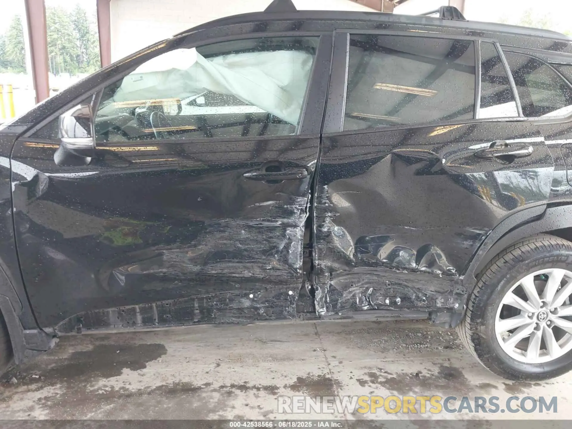 6 Photograph of a damaged car 7MUCAABG9PV051438 TOYOTA COROLLA CROSS 2023