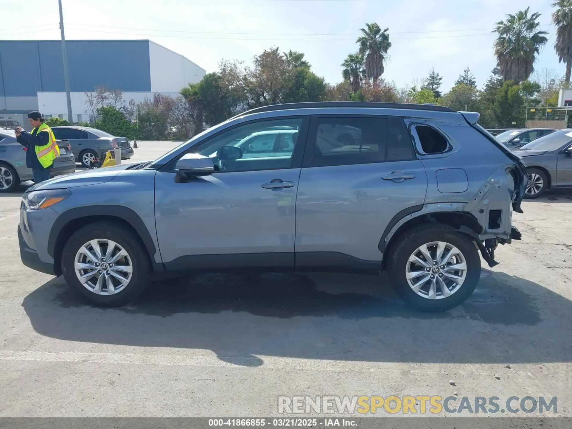 15 Photograph of a damaged car 7MUCAABGXPV067504 TOYOTA COROLLA CROSS 2023