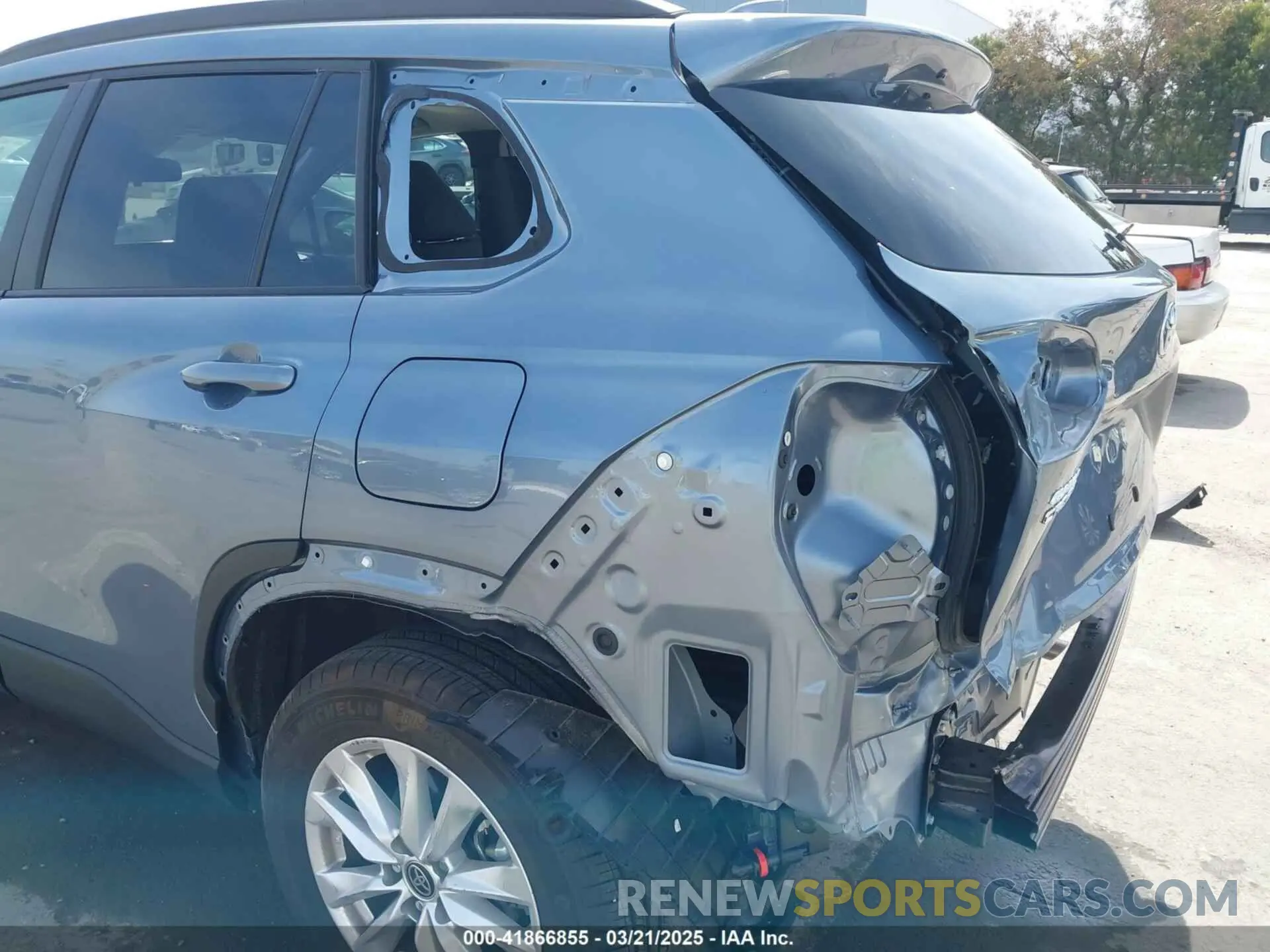 18 Photograph of a damaged car 7MUCAABGXPV067504 TOYOTA COROLLA CROSS 2023