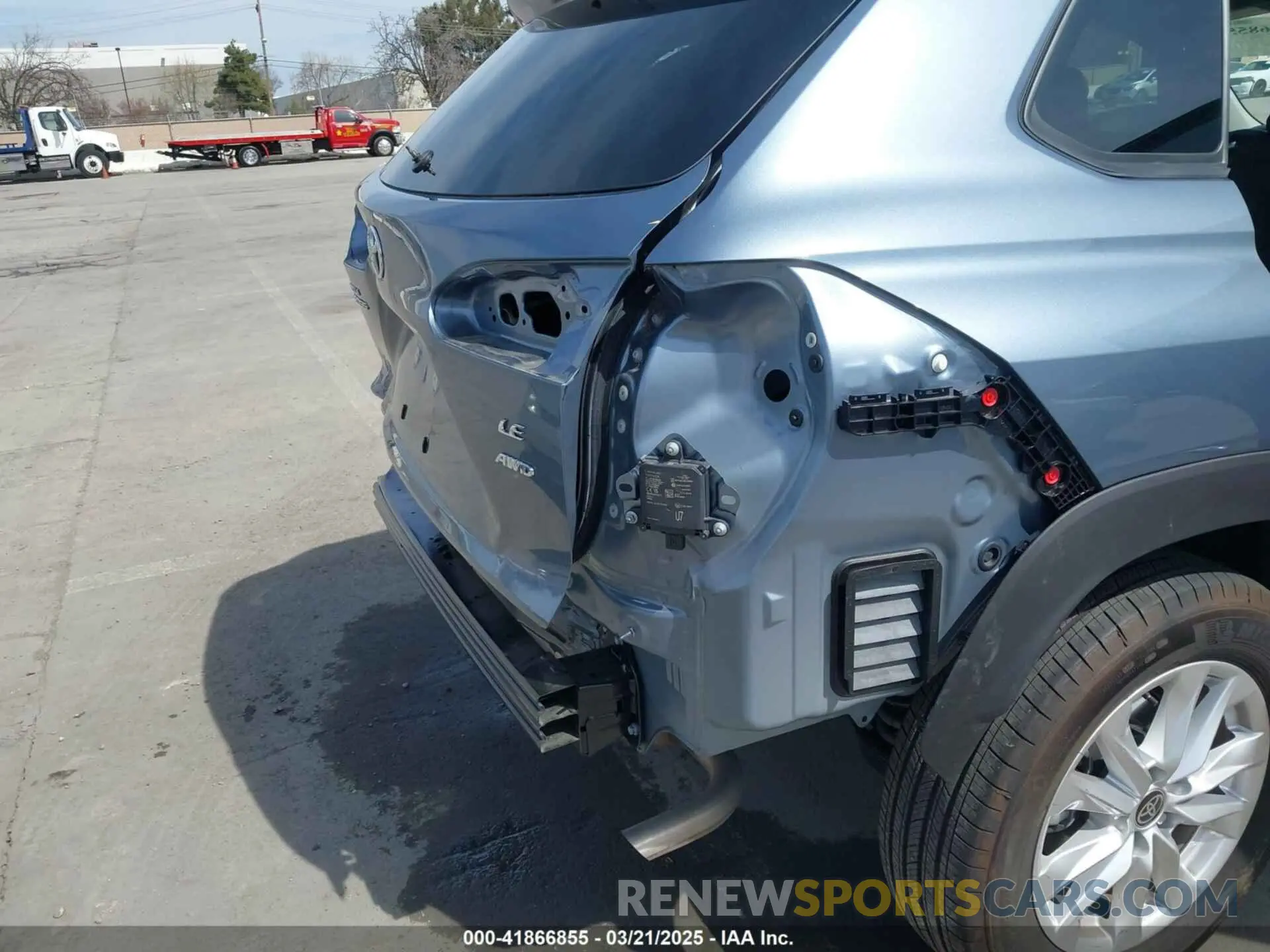 19 Photograph of a damaged car 7MUCAABGXPV067504 TOYOTA COROLLA CROSS 2023