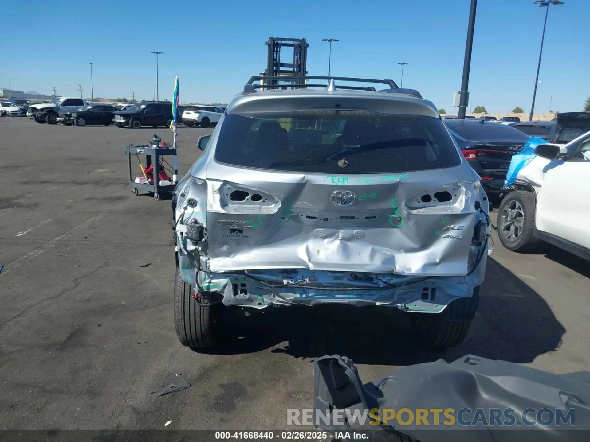 17 Photograph of a damaged car 7MUDAABG2PV054945 TOYOTA COROLLA CROSS 2023