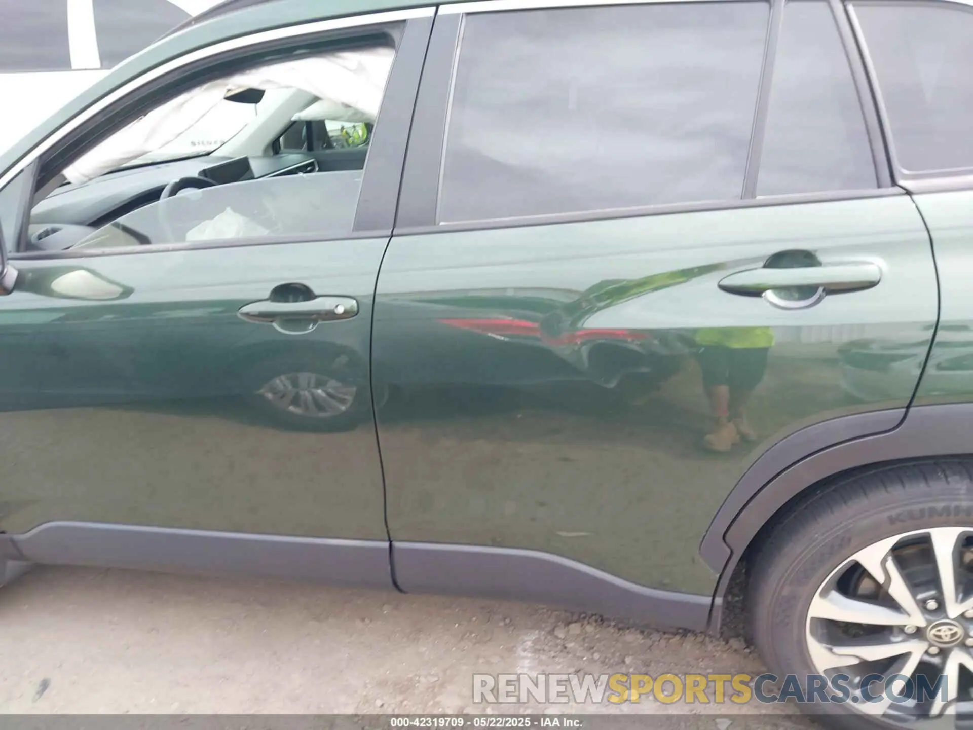 13 Photograph of a damaged car 7MUEAAAG9PV053569 TOYOTA COROLLA CROSS 2023