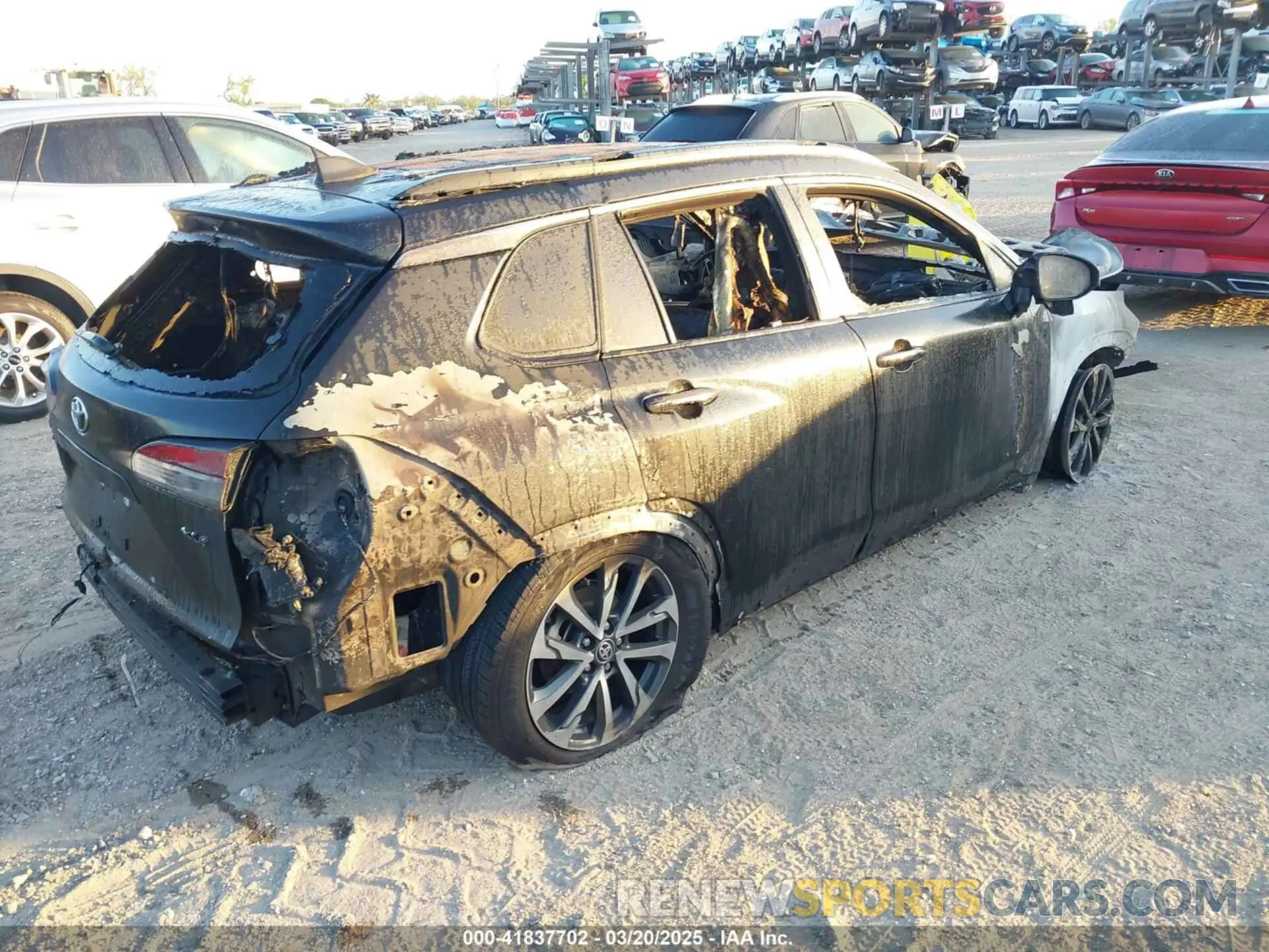 13 Photograph of a damaged car 7MUEAAAGXPV064614 TOYOTA COROLLA CROSS 2023