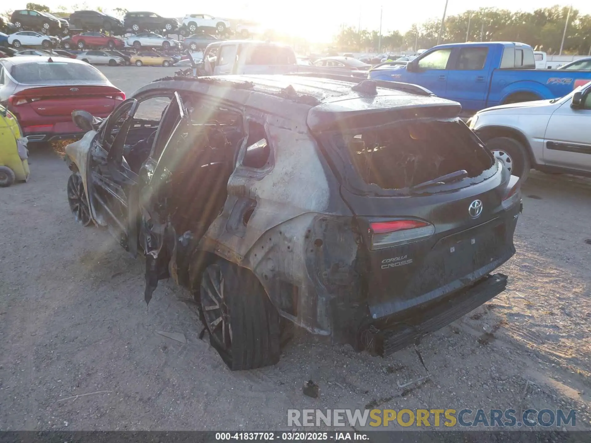 3 Photograph of a damaged car 7MUEAAAGXPV064614 TOYOTA COROLLA CROSS 2023